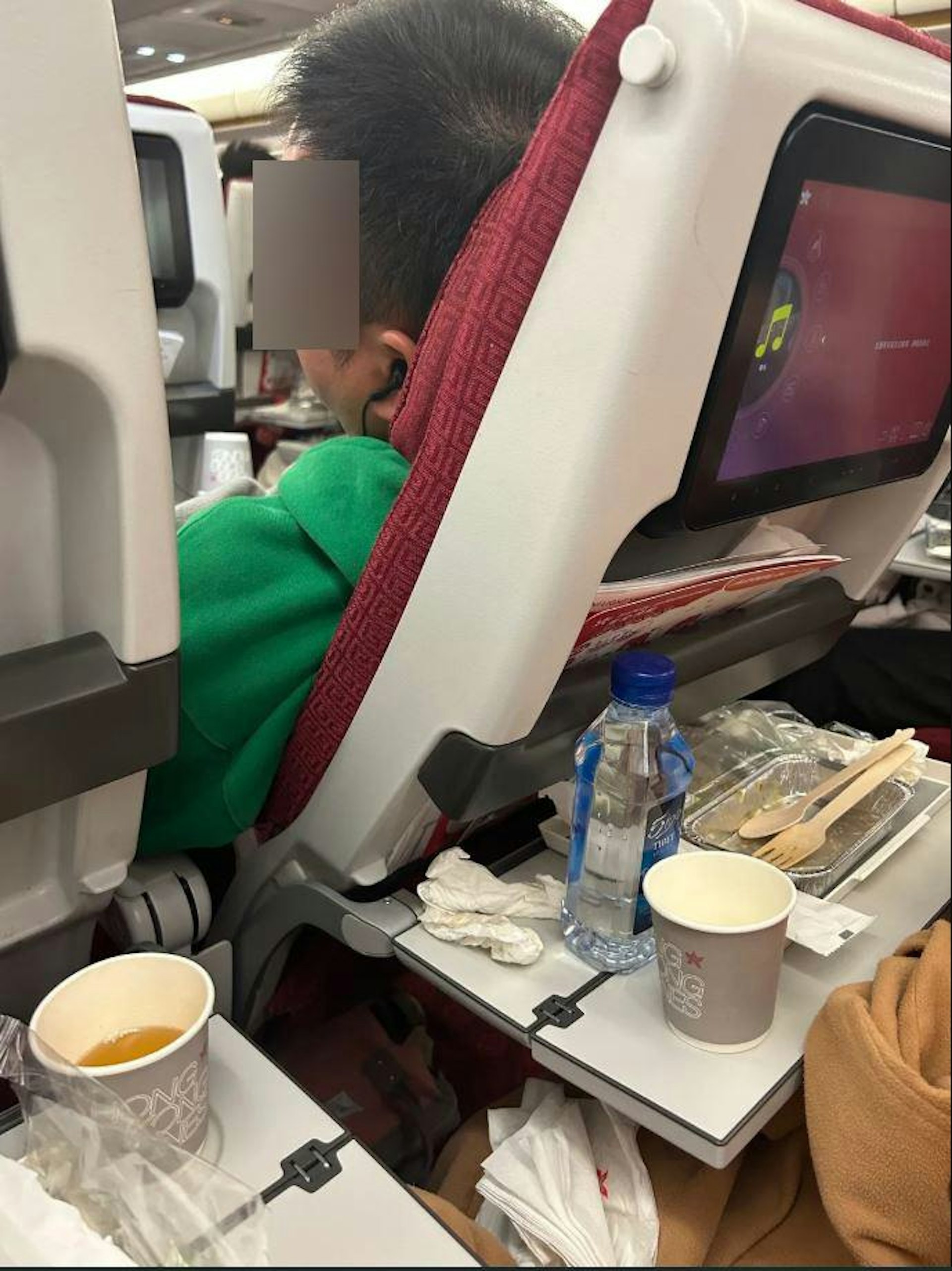 樓主早前乘坐飛機,在用餐期間,前方座位的男乘客忽然調後椅背,導致她桌上的茶濺出灑到其腳上。(Threads圖片)