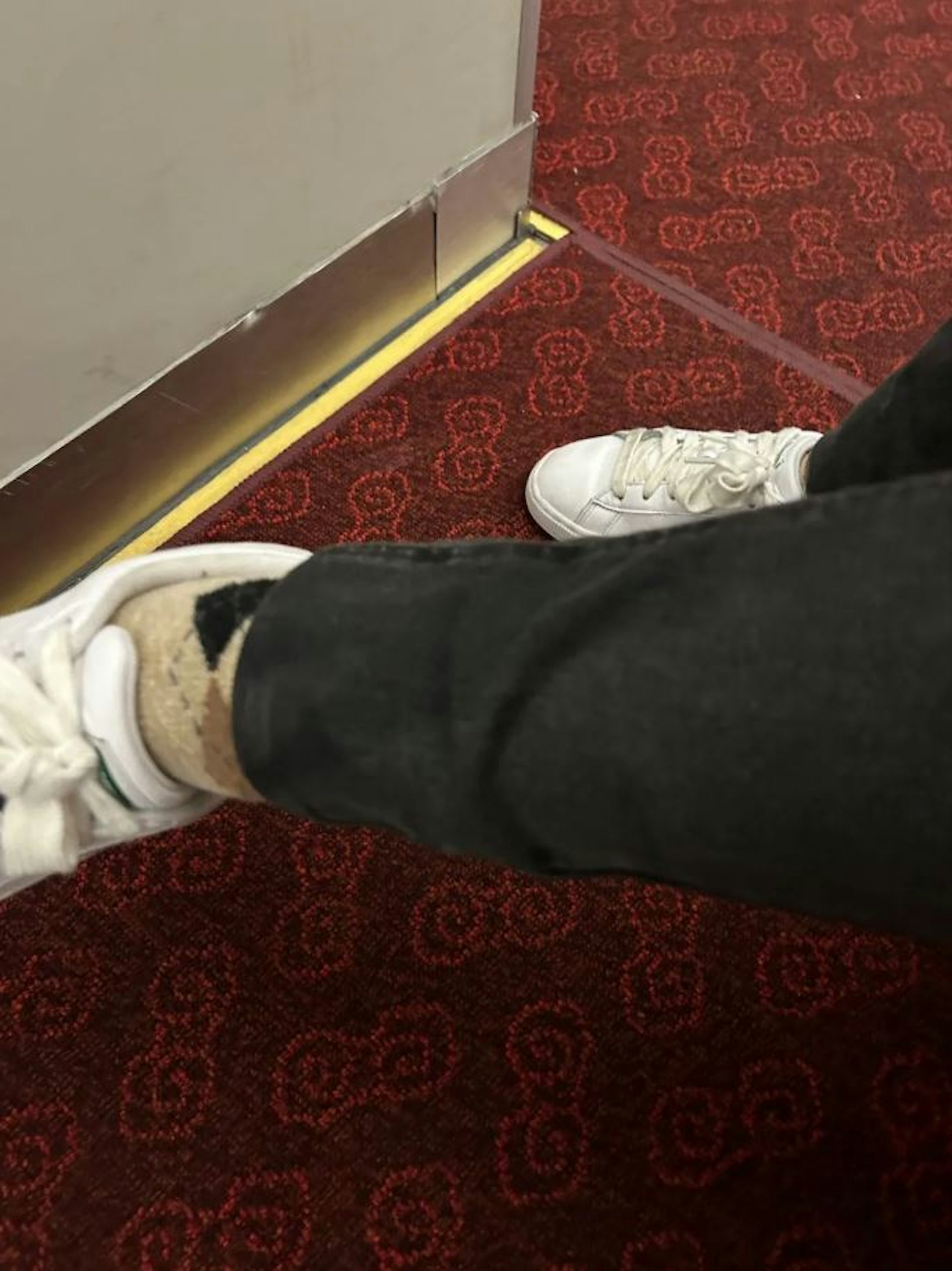 由於男子突調後椅背,導致樓主桌上的茶灑到其腳上,「好彩唔係熱茶,滾水嘅話我對腳應該熟咗」。(Threads圖片)