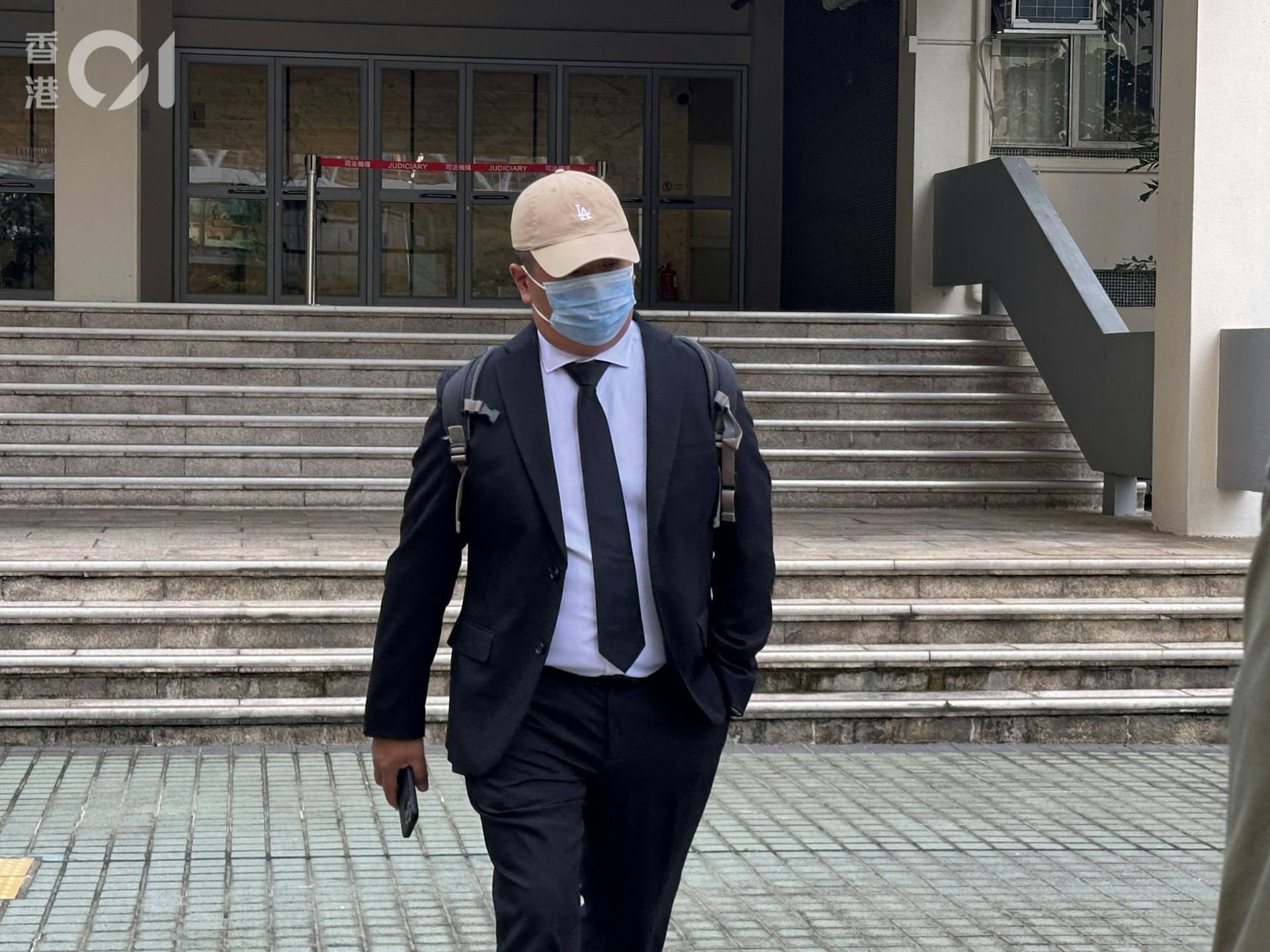 被告袁偉傑在荃灣法院承認一項疏忽導致或允許航空器危害他人安全罪。(李穎霖攝) 被告袁偉傑在荃灣法院承認一項疏忽導致或允許航空器危害他人安全罪。(李穎霖攝)