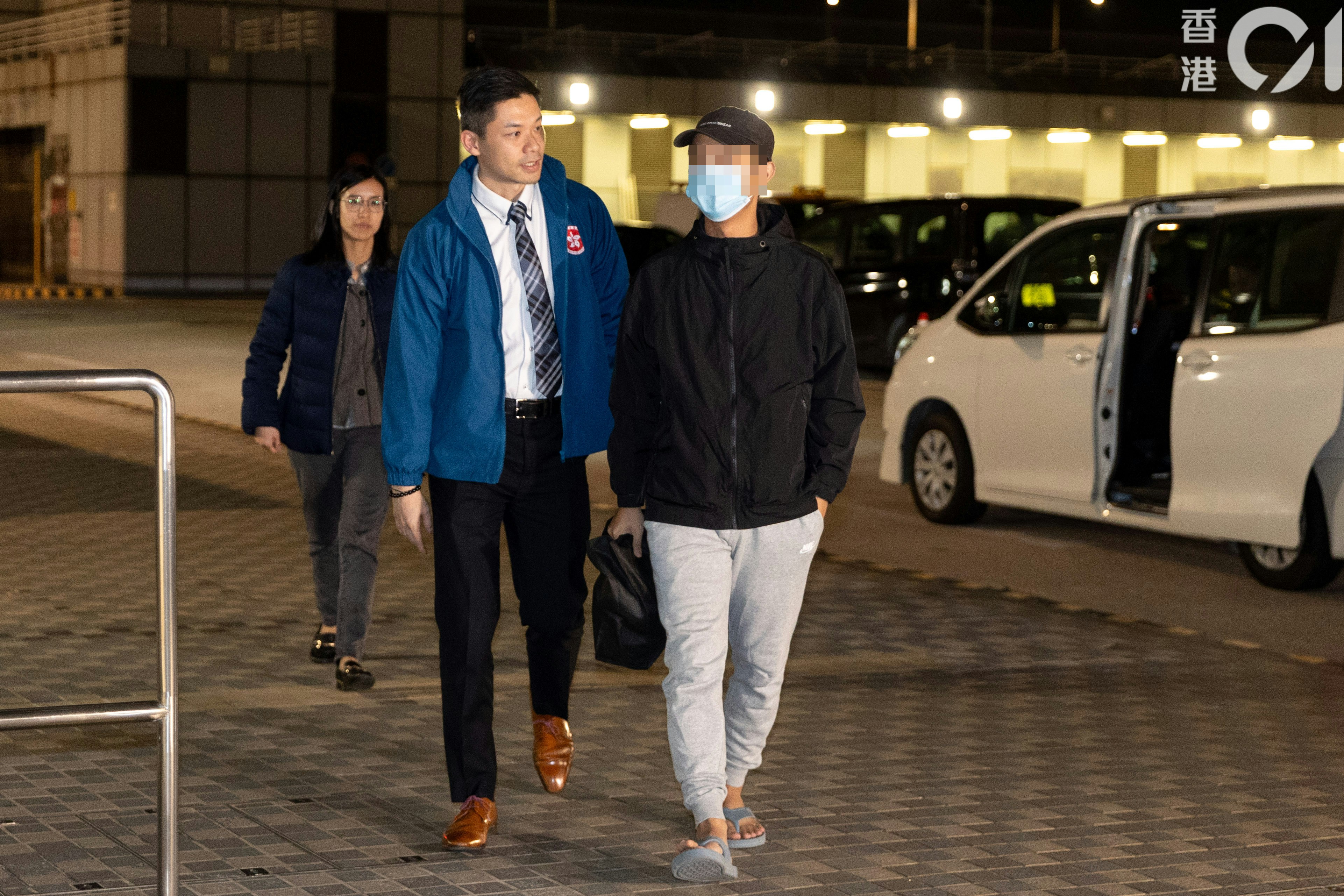 早前被誘騙到緬甸電騙營的29歲本地男子(右),1月27日深夜返抵香港,由保安局助理秘書長(緊急事故支援組)袁栢基(左)帶往機場警署跟進。(夏家朗攝) 早前被誘騙到緬甸電騙營的29歲本地男子(右),1月27日深夜返抵香港,由保安局助理秘書長(緊急事故支援組)袁栢基(左)帶往機場警署跟進。(夏家朗攝)