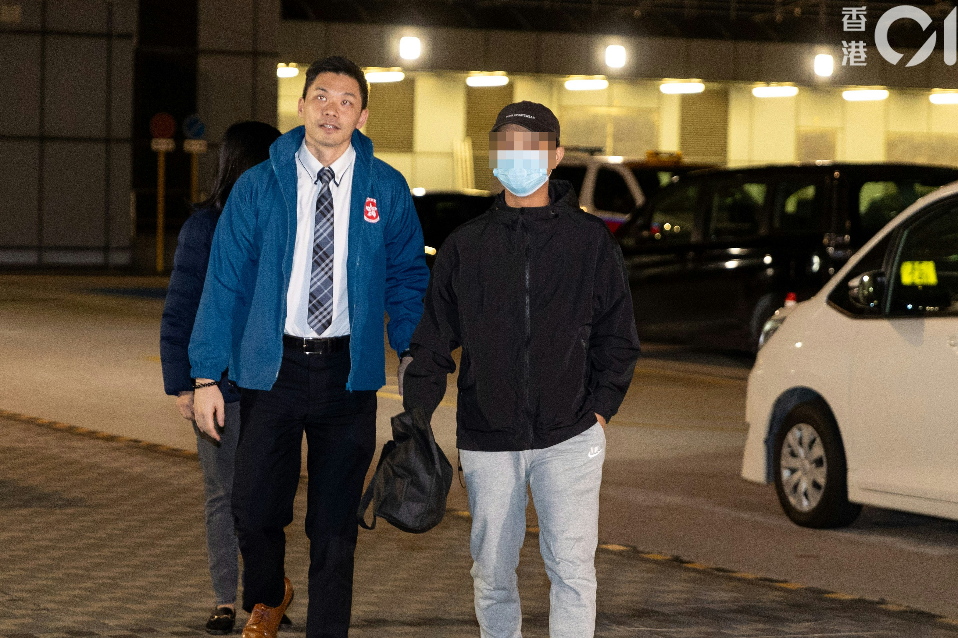 早前被誘騙到緬甸電騙營的29歲本地男子(右),1月27日深夜返抵香港,由保安局助理秘書長(緊急事故支援組)袁栢基(左)帶往機場警署跟進。(夏家朗攝) 早前被誘騙到緬甸電騙營的29歲本地男子(右),1月27日深夜返抵香港,由保安局助理秘書長(緊急事故支援組)袁栢基(左)帶往機場警署跟進。(夏家朗攝)