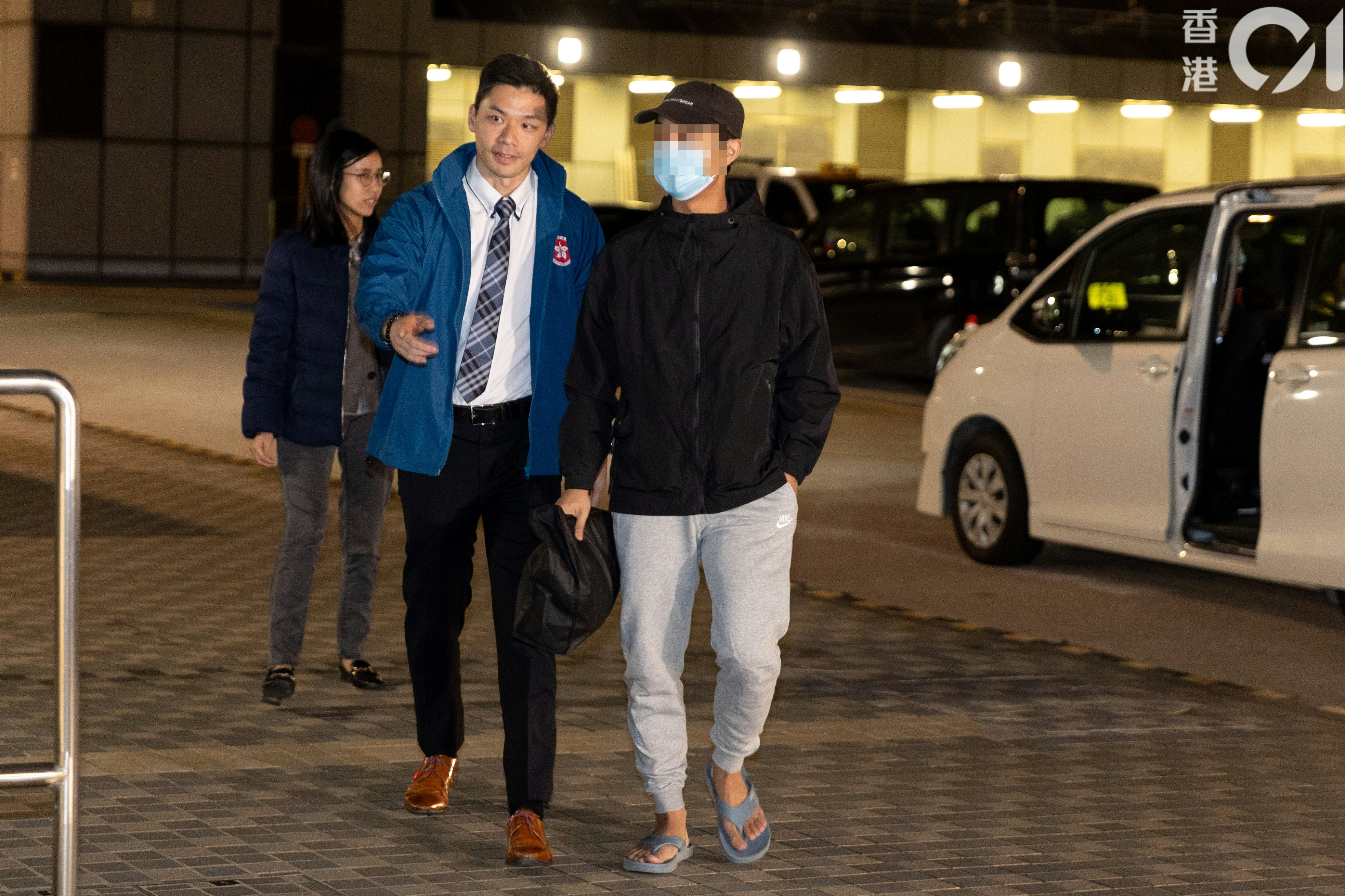 早前被誘騙到緬甸電騙營的29歲本地男子(右),1月27日深夜返抵香港,由保安局助理秘書長(緊急事故支援組)袁栢基(左)帶往機場警署跟進。(夏家朗攝) 早前被誘騙到緬甸電騙營的29歲本地男子(右),1月27日深夜返抵香港,由保安局助理秘書長(緊急事故支援組)袁栢基(左)帶往機場警署跟進。(夏家朗攝)