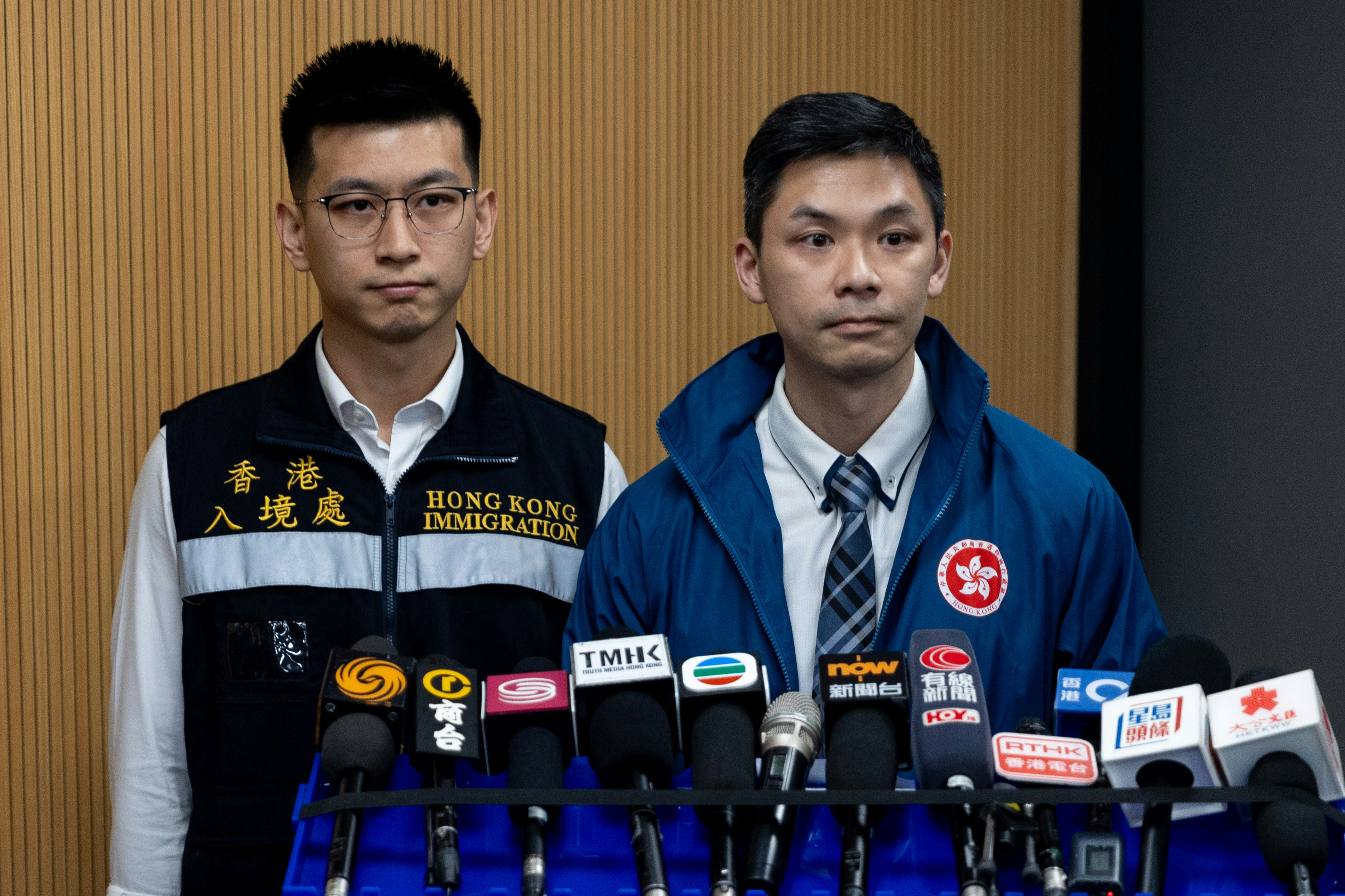 入境處入境事務主任(國際協作)羅浩然(左)及保安局助理秘書長(緊急事故支援組)袁栢基(右)1月28日凌晨見記者,交代獲救港男回港情況。(夏家朗攝) 入境處入境事務主任(國際協作)羅浩然(左)及保安局助理秘書長(緊急事故支援組)袁栢基(右)1月28日凌晨見記者,交代獲救港男回港情況。(夏家朗攝)