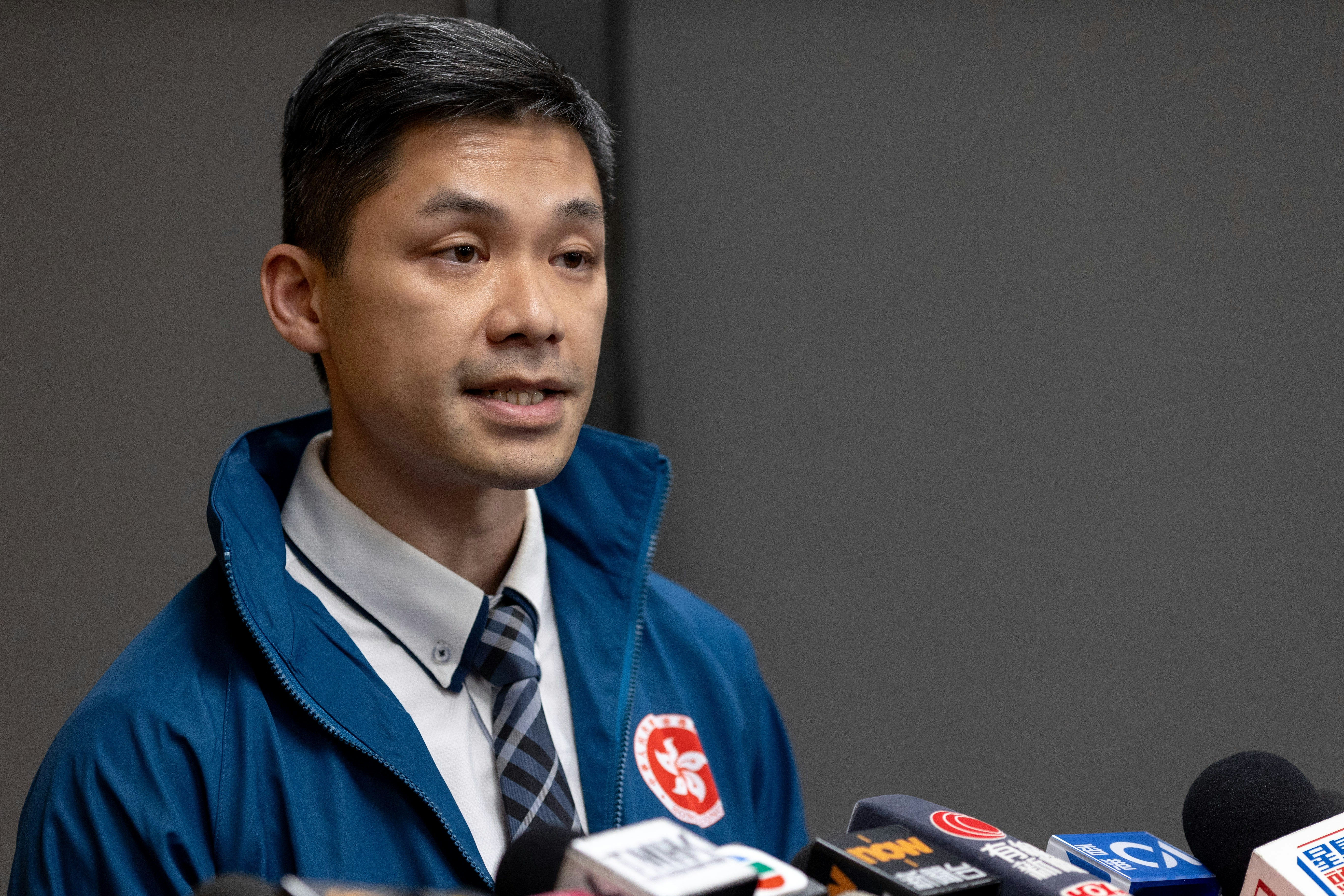 保安局助理秘書長(緊急事故支援組)袁栢基(右)。(夏家朗攝) 保安局助理秘書長(緊急事故支援組)袁栢基(右)。(夏家朗攝)