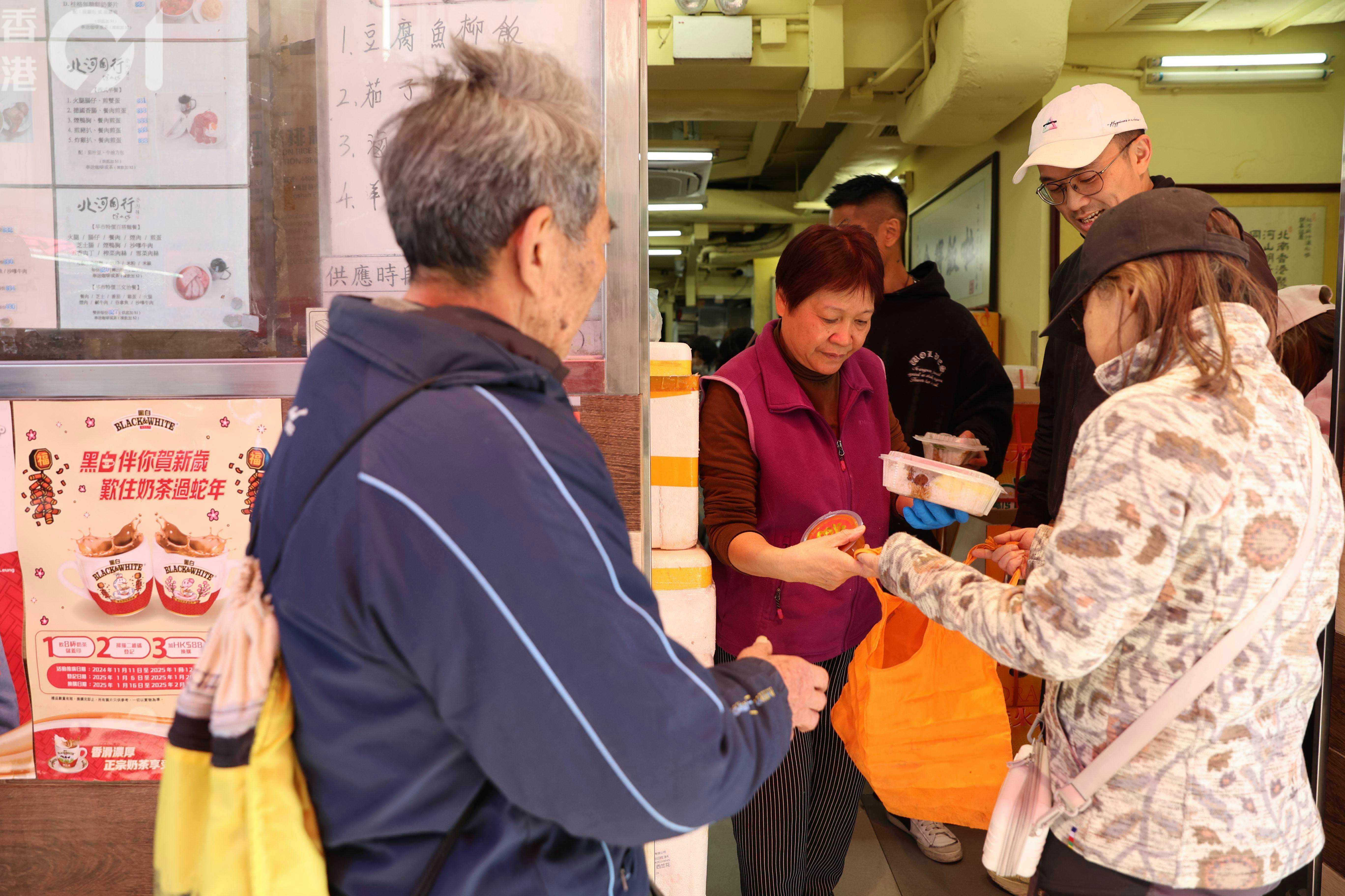 負責人麗姐向長者派雞髀飯盒團年。(陳葦慈攝) 負責人麗姐向長者派雞髀飯盒團年。(陳葦慈攝)