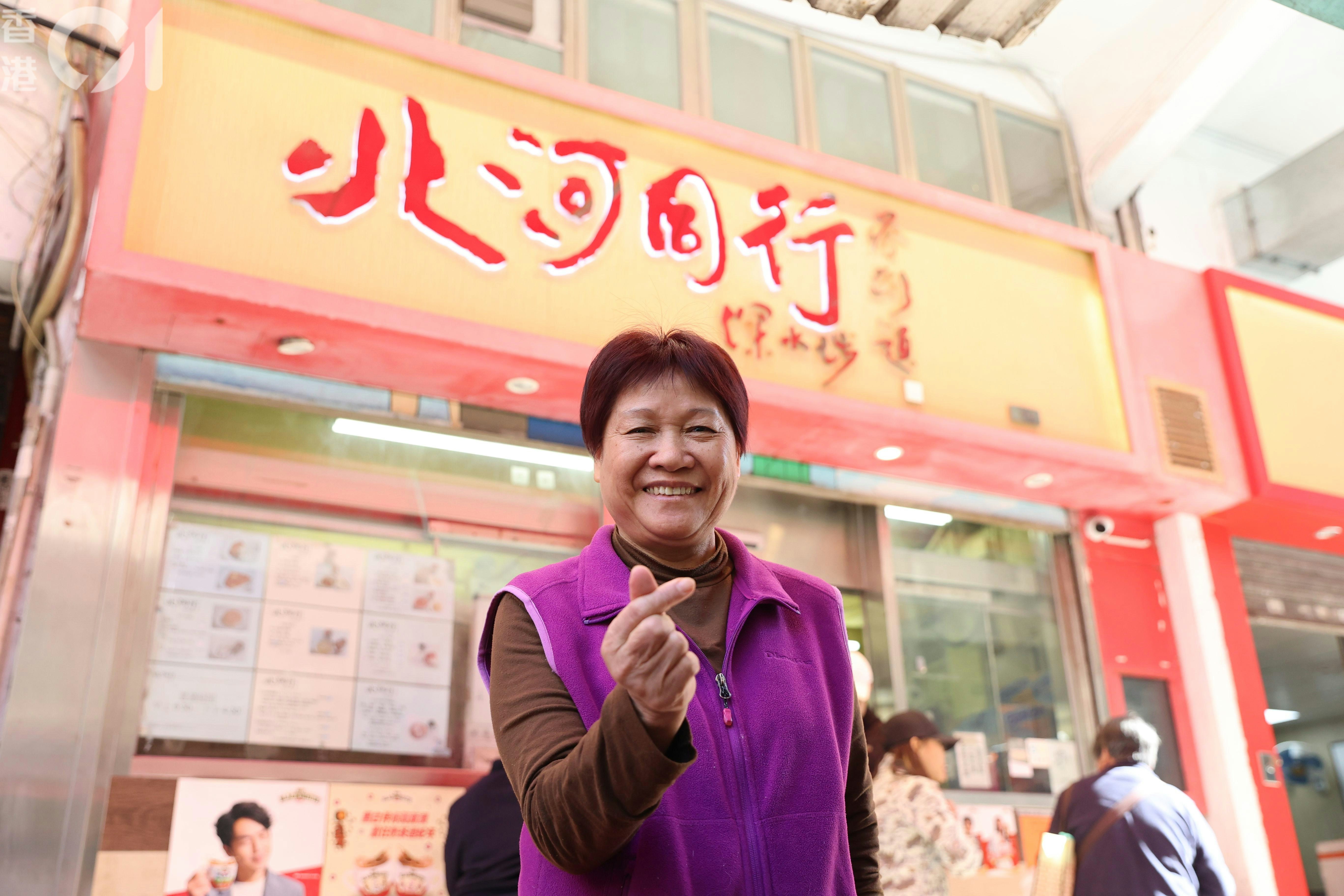 餐廳負責人麗姐希望透過派飯,能向香港的獨居長者傳遞溫暖,「等佢哋都覺得自己有人陪,過年開心啲。」(陳葦慈攝) 餐廳負責人麗姐希望透過派飯,能向香港的獨居長者傳遞溫暖,「等佢哋都覺得自己有人陪,過年開心啲。」(陳葦慈攝)