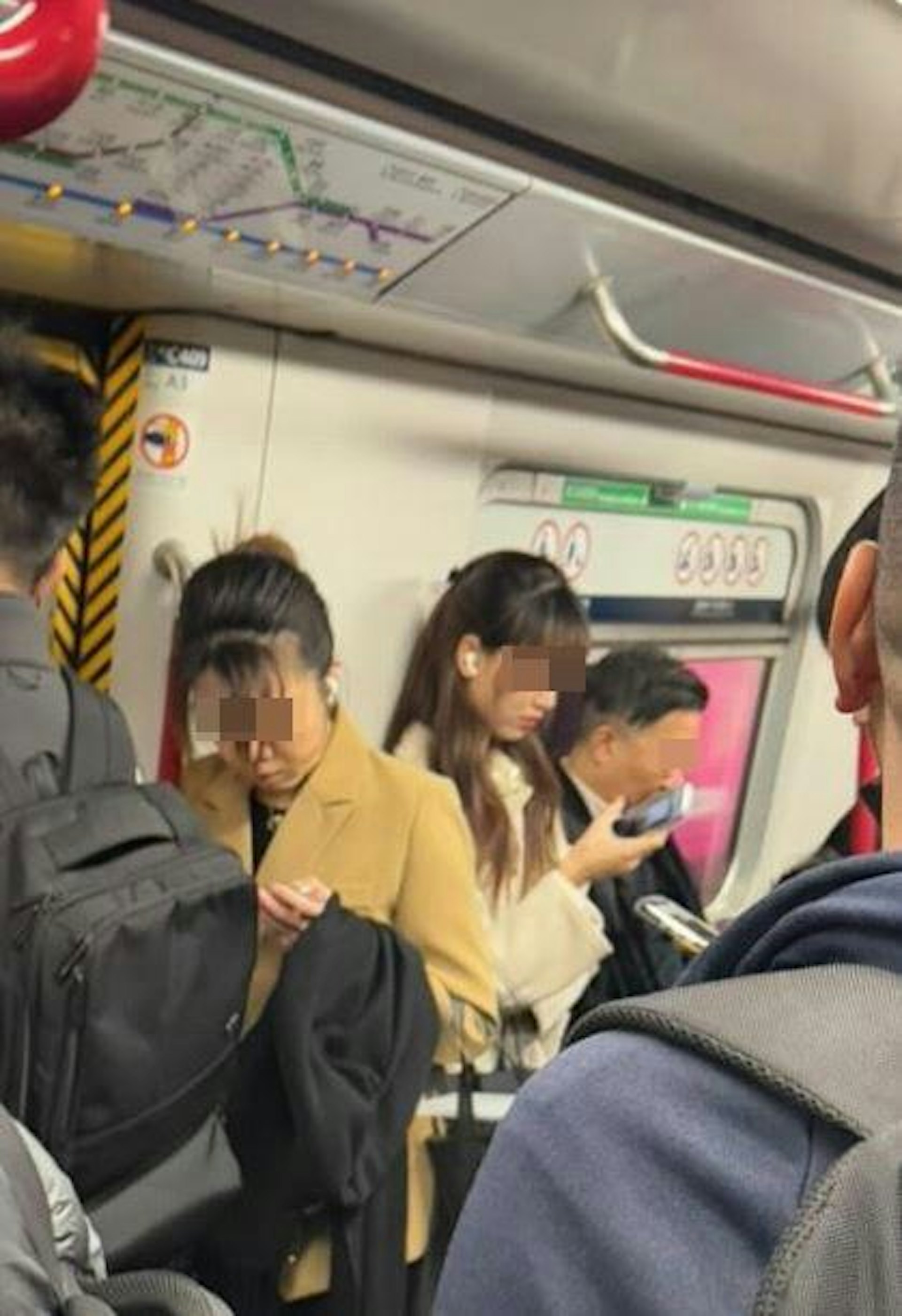 有港男於社交媒體發布相片,指乘搭港鐵時遇見1名心儀女子,「對着一下眼」,但沒有膽量問對方聯絡方法,於是發文求助。(Threads)