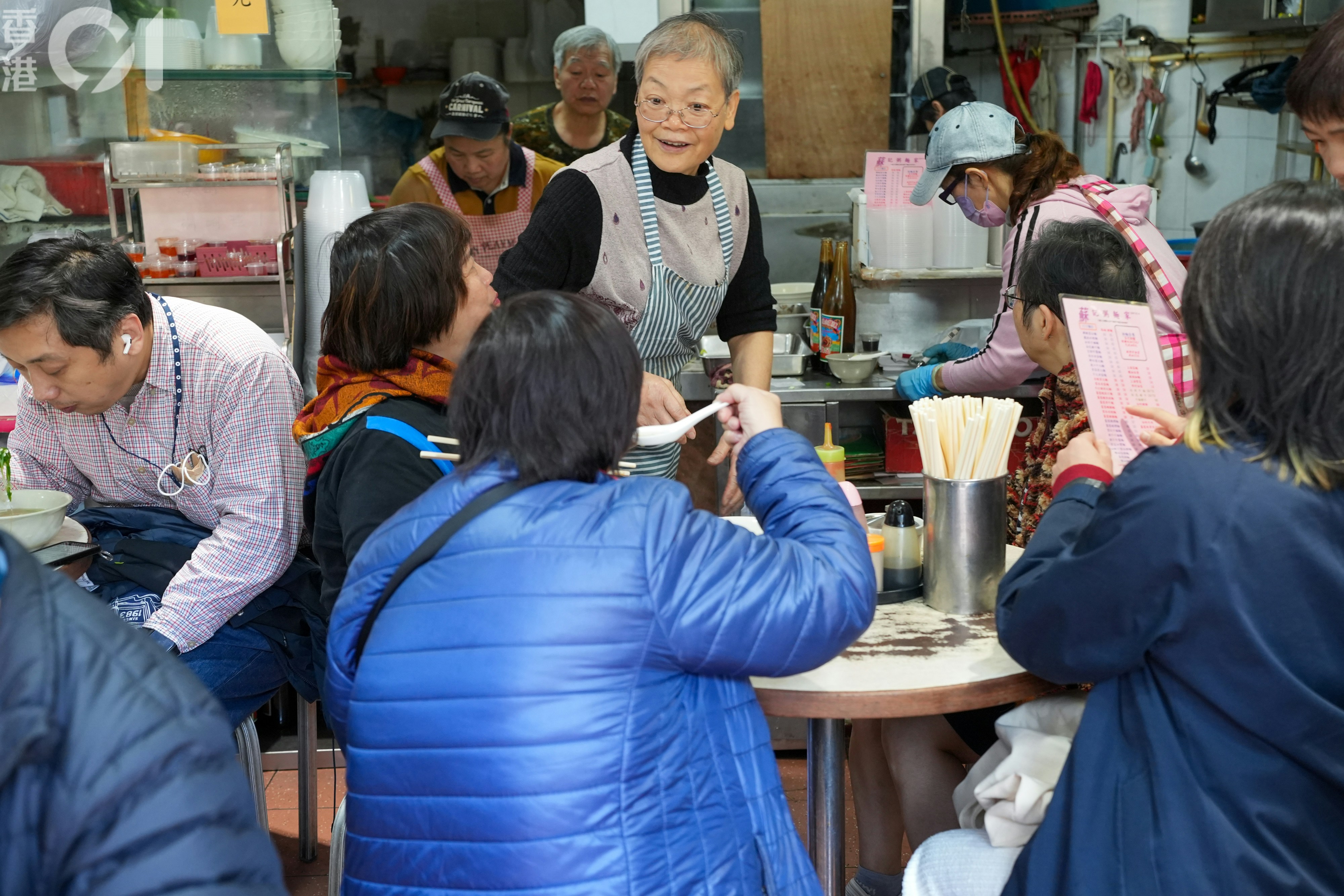 蘇記麵食家今日年廿九最後營業,不少熟客專程來捧場吃招牌雲吞麵和水餃麵,老闆娘忙碌中不忘笑別食客。(黃浩謙攝) 蘇記麵食家今日年廿九最後營業,不少熟客專程來捧場吃招牌雲吞麵和水餃麵,老闆娘忙碌中不忘笑別食客。(黃浩謙攝)