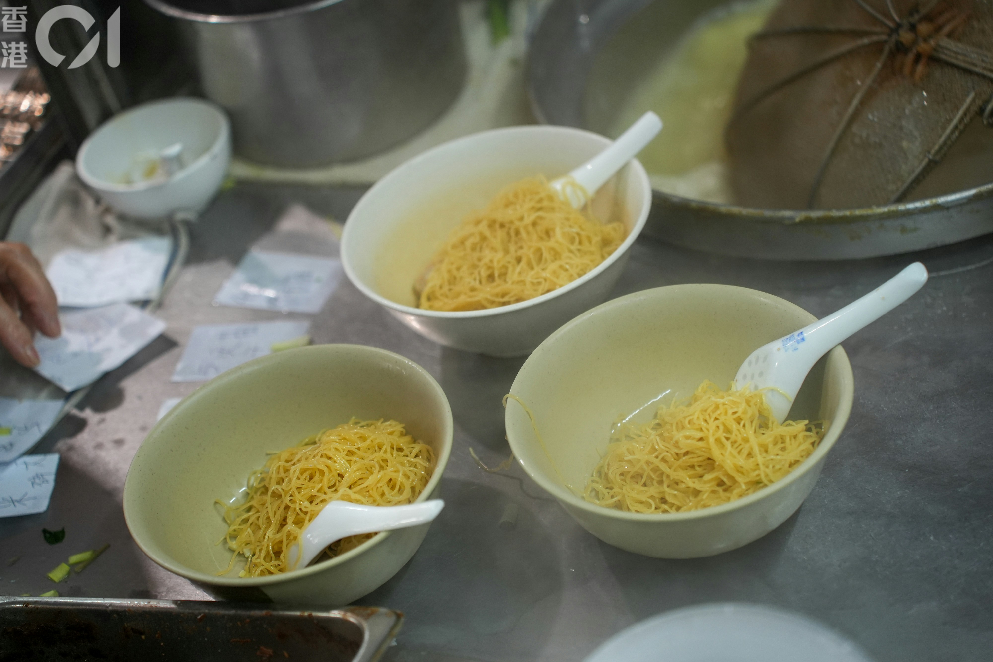 蘇記麵食家今日年廿九最後營業,不少熟客專程來捧場吃招牌雲吞麵和水餃麵。(黃浩謙攝) 蘇記麵食家今日年廿九最後營業,不少熟客專程來捧場吃招牌雲吞麵和水餃麵。(黃浩謙攝)