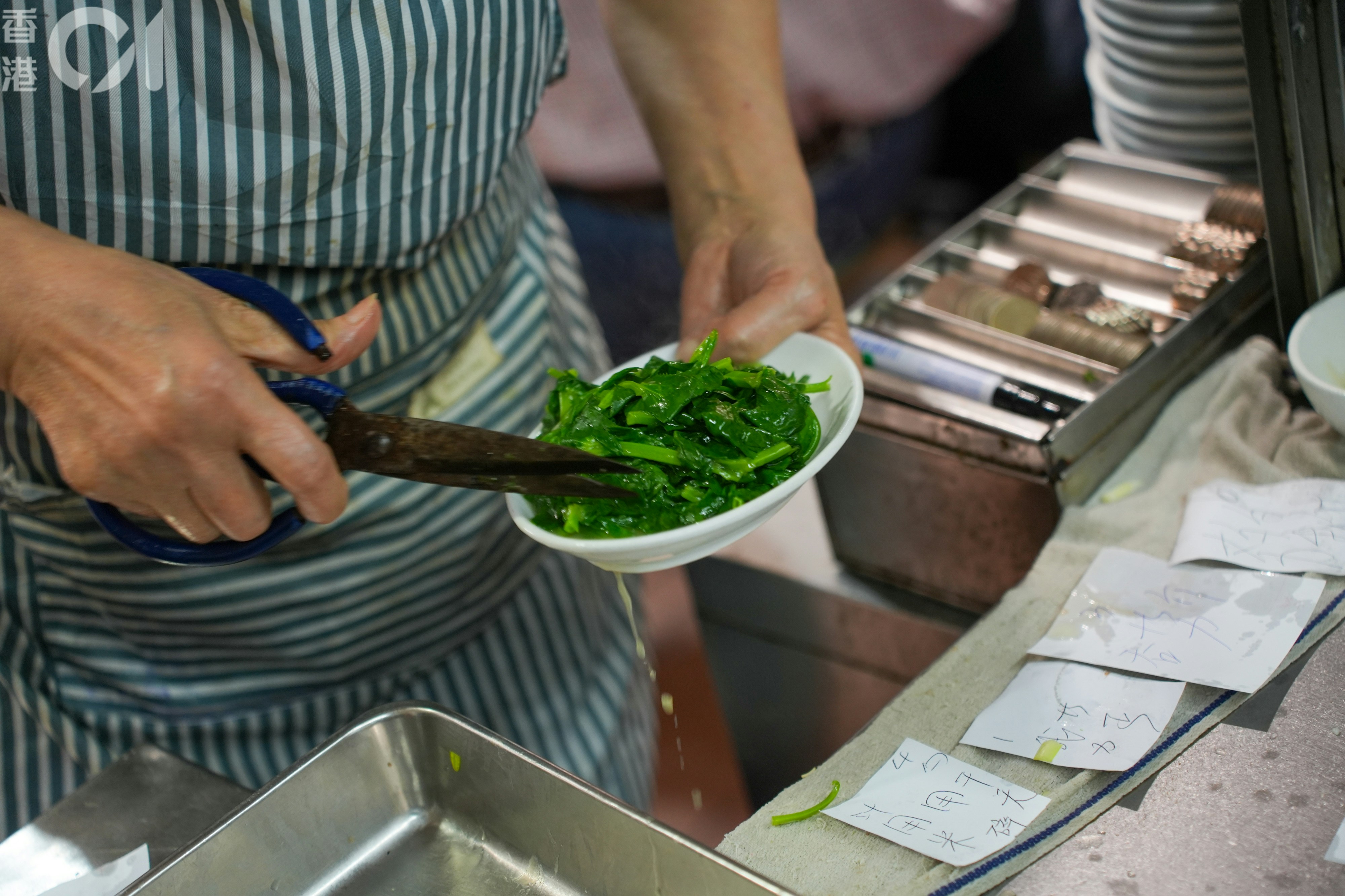 蘇記麵食家今日年廿九最後營業,不少熟客專程來捧場吃招牌雲吞麵和水餃麵。(黃浩謙攝) 蘇記麵食家今日年廿九最後營業,不少熟客專程來捧場吃招牌雲吞麵和水餃麵。(黃浩謙攝)