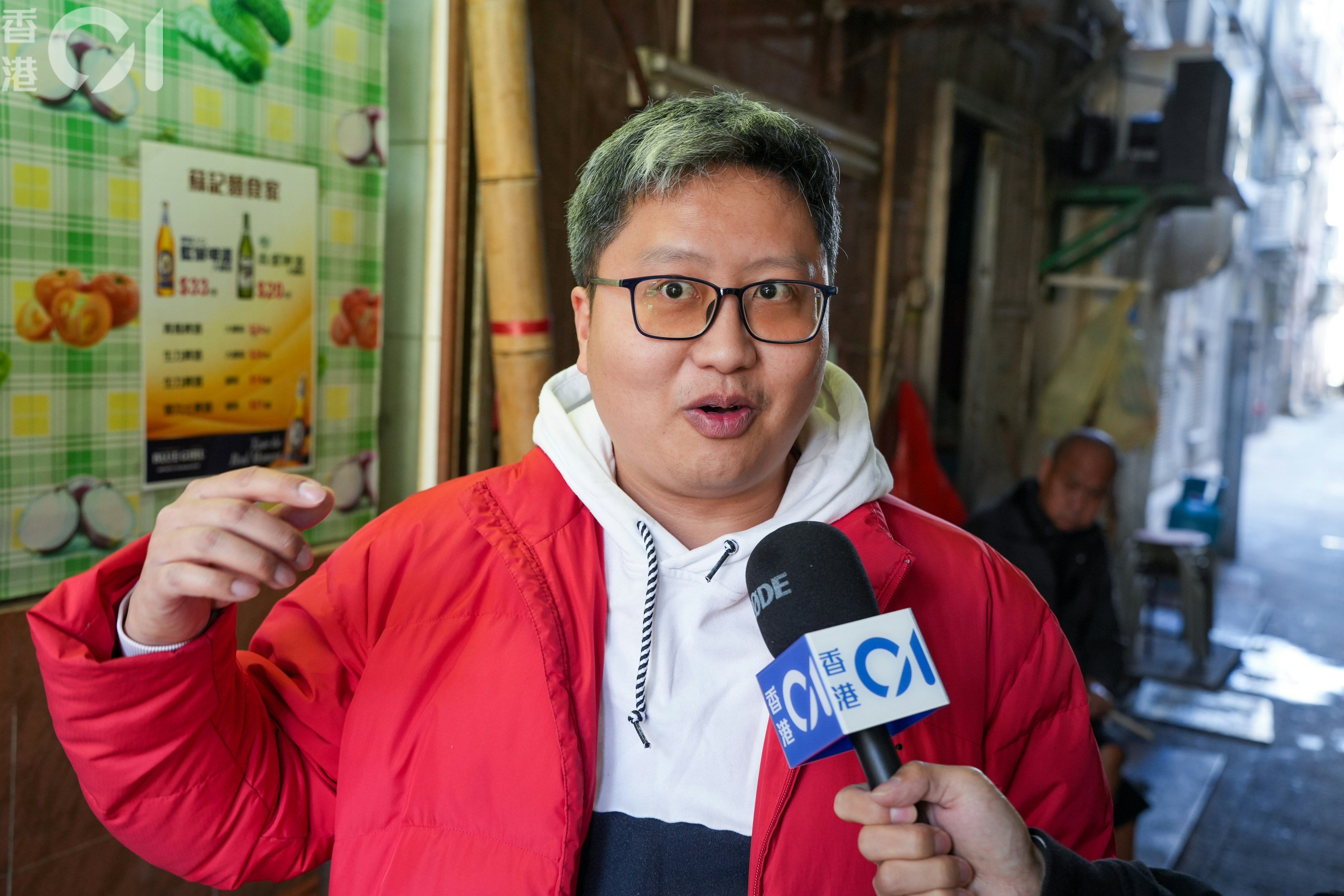 熟客任先生稱中學時期常來光顧蘇記,今日專程來懷緬一番。(黃浩謙攝) 熟客任先生稱中學時期常來光顧蘇記,今日專程來懷緬一番。(黃浩謙攝)