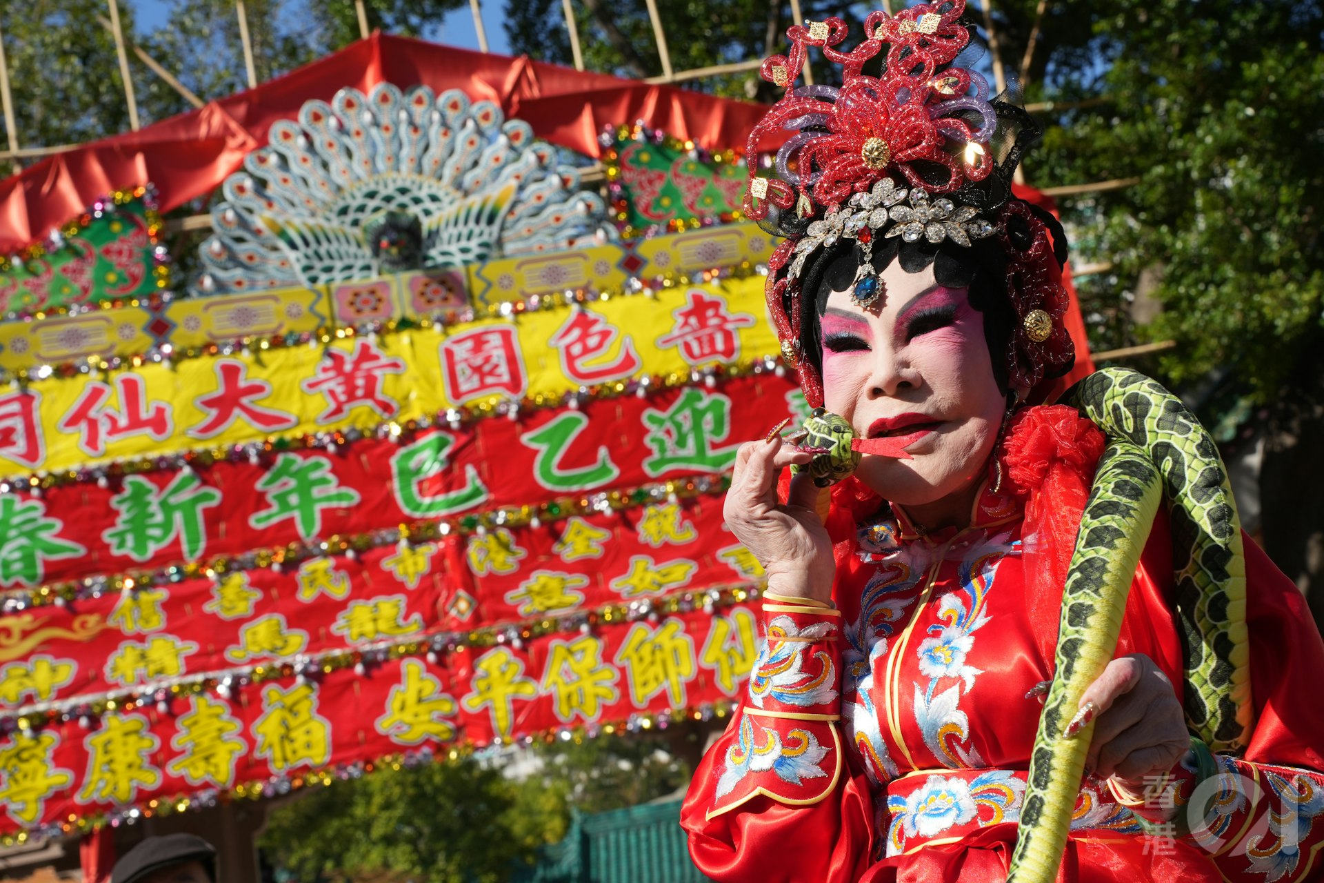 94歲「頭炷香KOL」藝人黃夏蕙今日以《白蛇傳》中的白娘子打扮,到黃大仙祠準備晚上上頭炷香。(黃浩謙攝) 94歲「頭炷香KOL」藝人黃夏蕙今日以《白蛇傳》中的白娘子打扮,到黃大仙祠準備晚上上頭炷香。(黃浩謙攝)