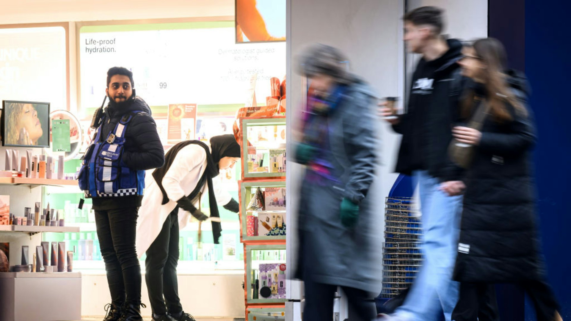 圖為2024年12月13日,一名保安站在英國倫敦牛津街零售區一間商店的門口。(Getty) 圖為2024年12月13日,一名保安站在英國倫敦牛津街零售區一間商店的門口。(Getty)
