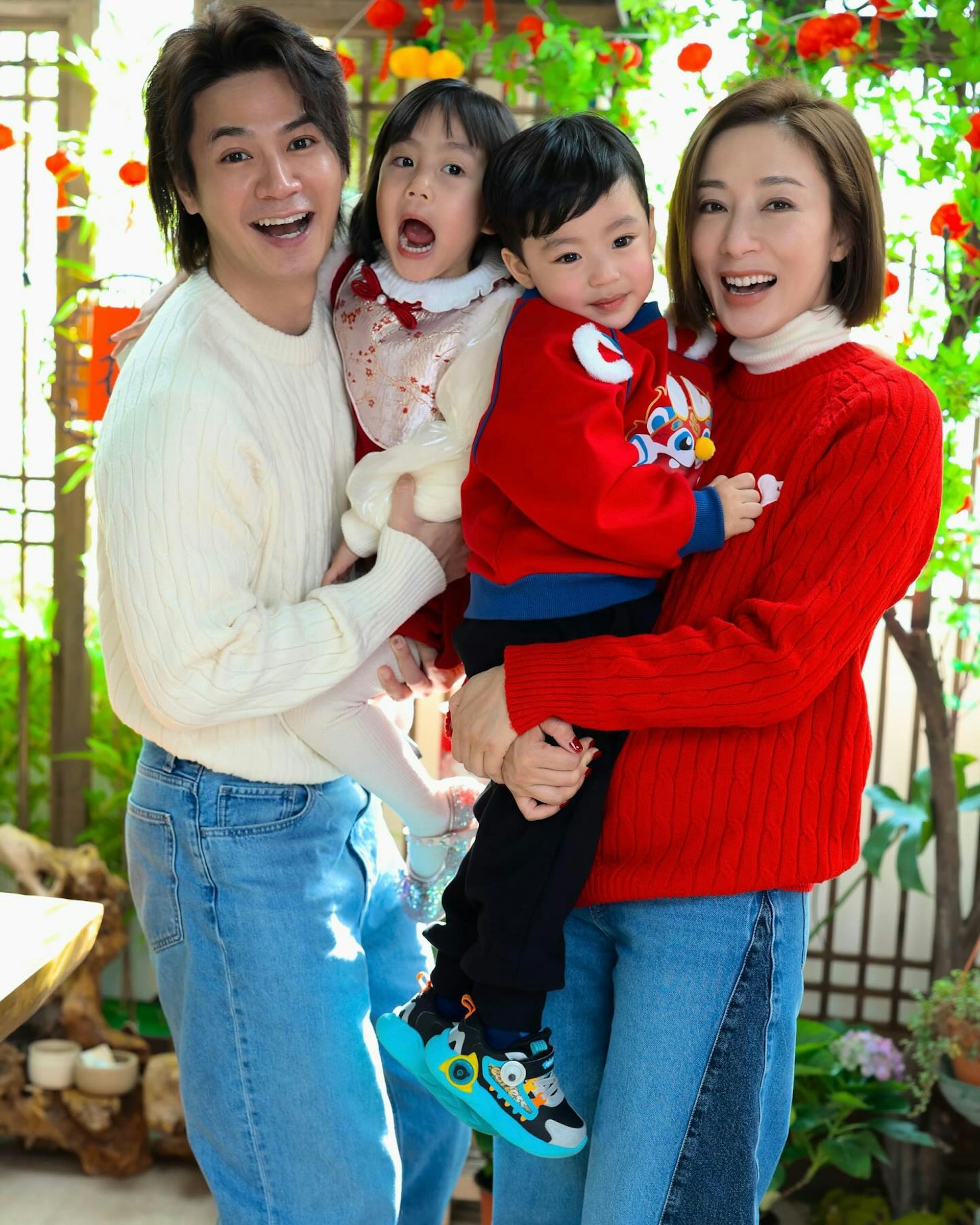 羅子溢與太太楊茜堯(堯堯)與一對子女拍攝賀年照。(IG:@lawhimmm) 羅子溢與太太楊茜堯(堯堯)與一對子女拍攝賀年照。(IG:@lawhimmm)