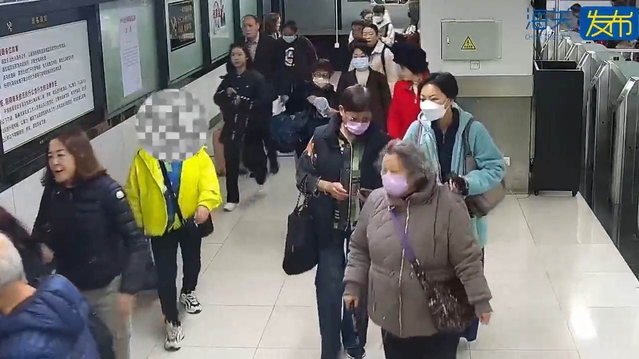 羅湖海關查獲旅客人身綁藏遊戲卡120張走私進境（由香港進入內地）案。（中國海關總署微信公眾號）