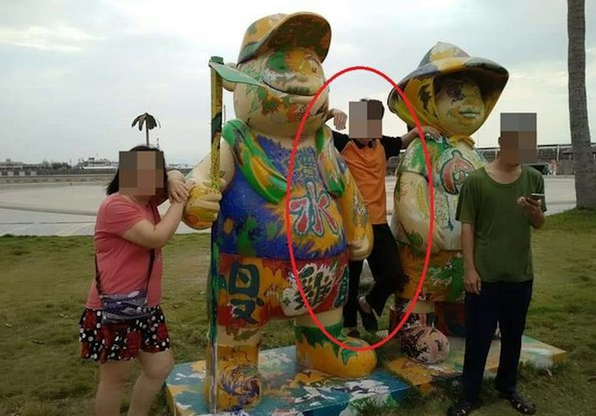 29歲男子(紅圈)遭一家「驅魔」死亡,一家生活照曝光。(《ETtoday新聞雲》) 29歲男子(紅圈)遭一家「驅魔」死亡,一家生活照曝光。(《ETtoday新聞雲》)