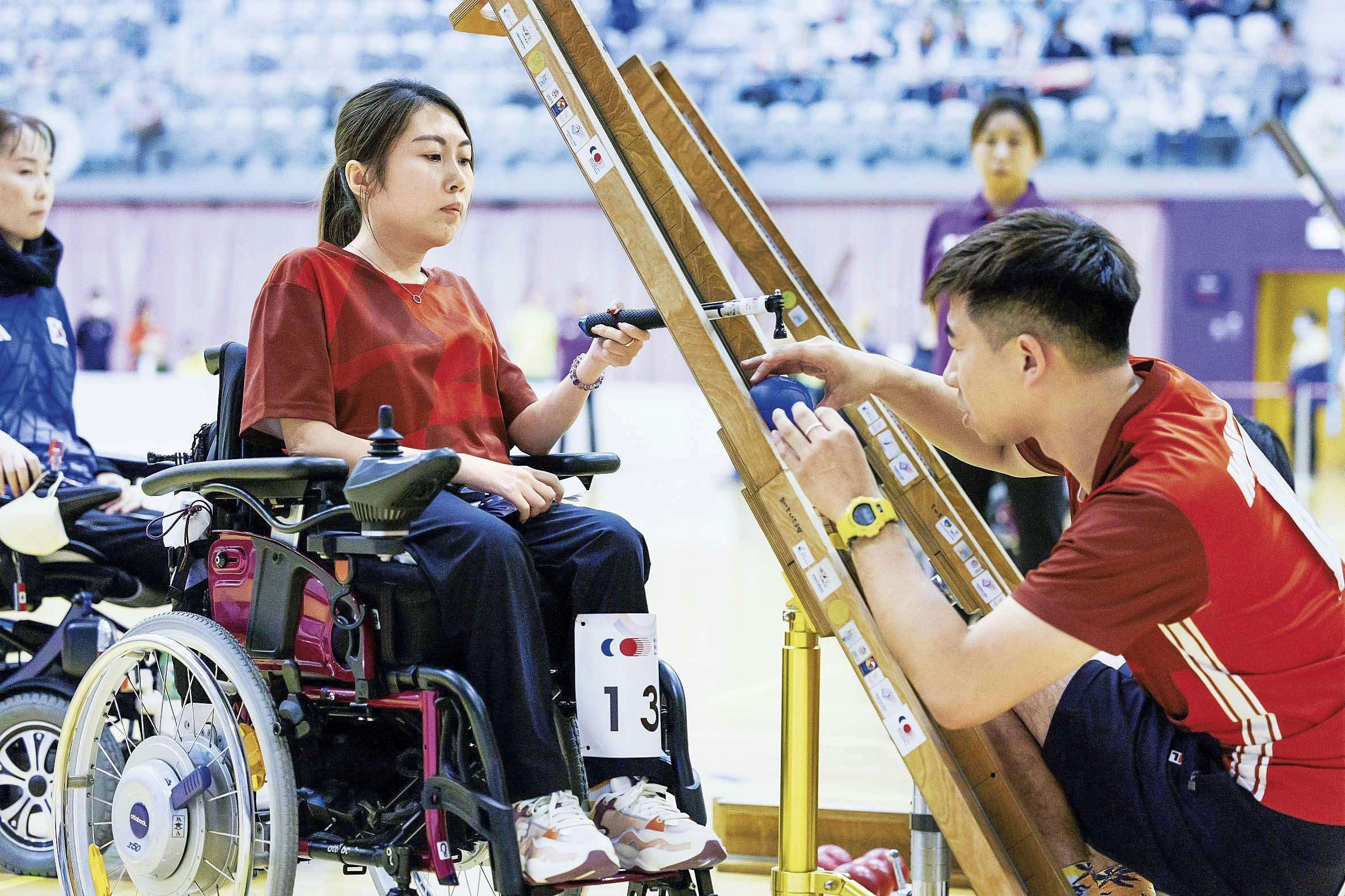 比賽場上,選手不能與管道助理員說話,默契成為溝通之道。 (相片由中國香港傷殘人士體育協會提供)