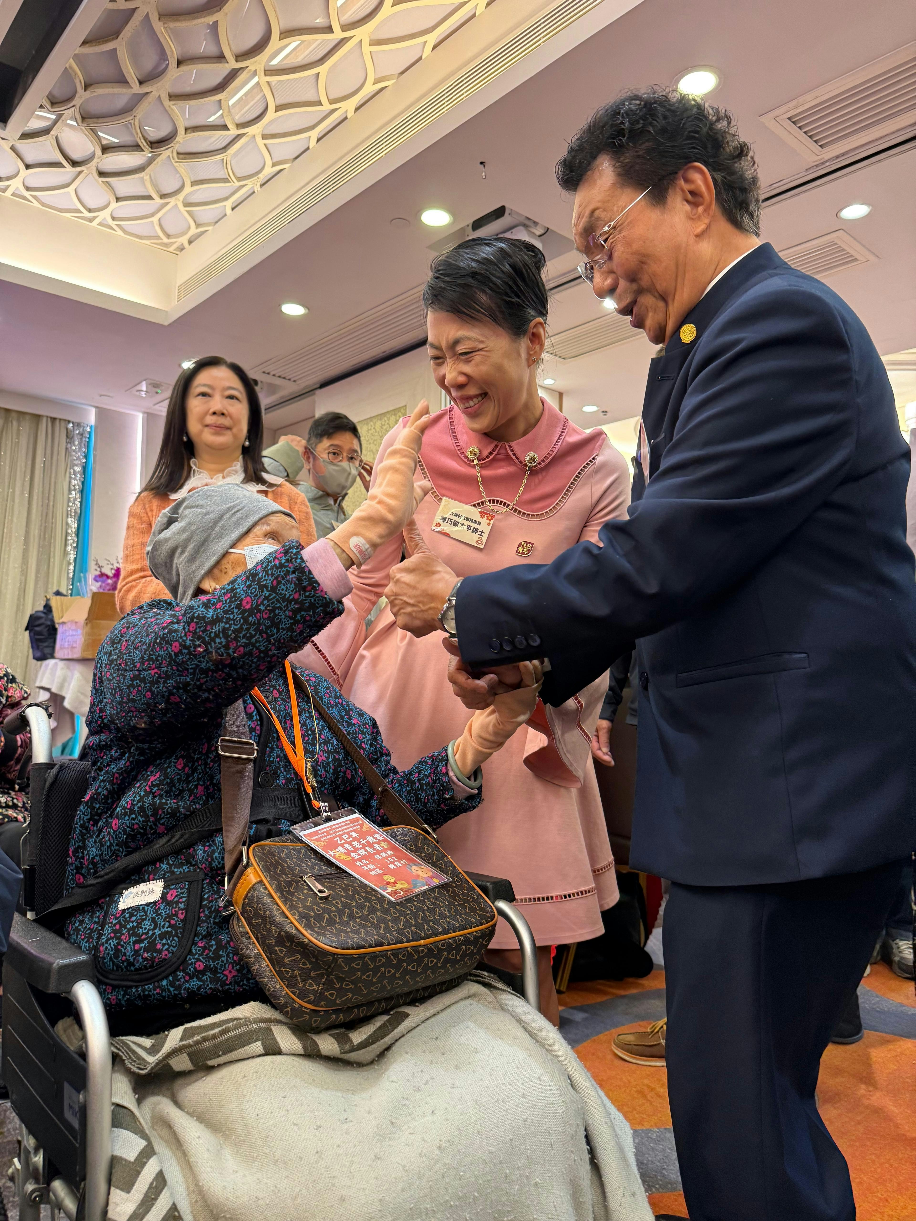 真作/観風/範宴/太子告命/慈鎮/長老/人物/大幅/布袋屋掛軸HK-108 初七﻿「人日」大埔千歲宴5000名長者出席最年長參加者105歲