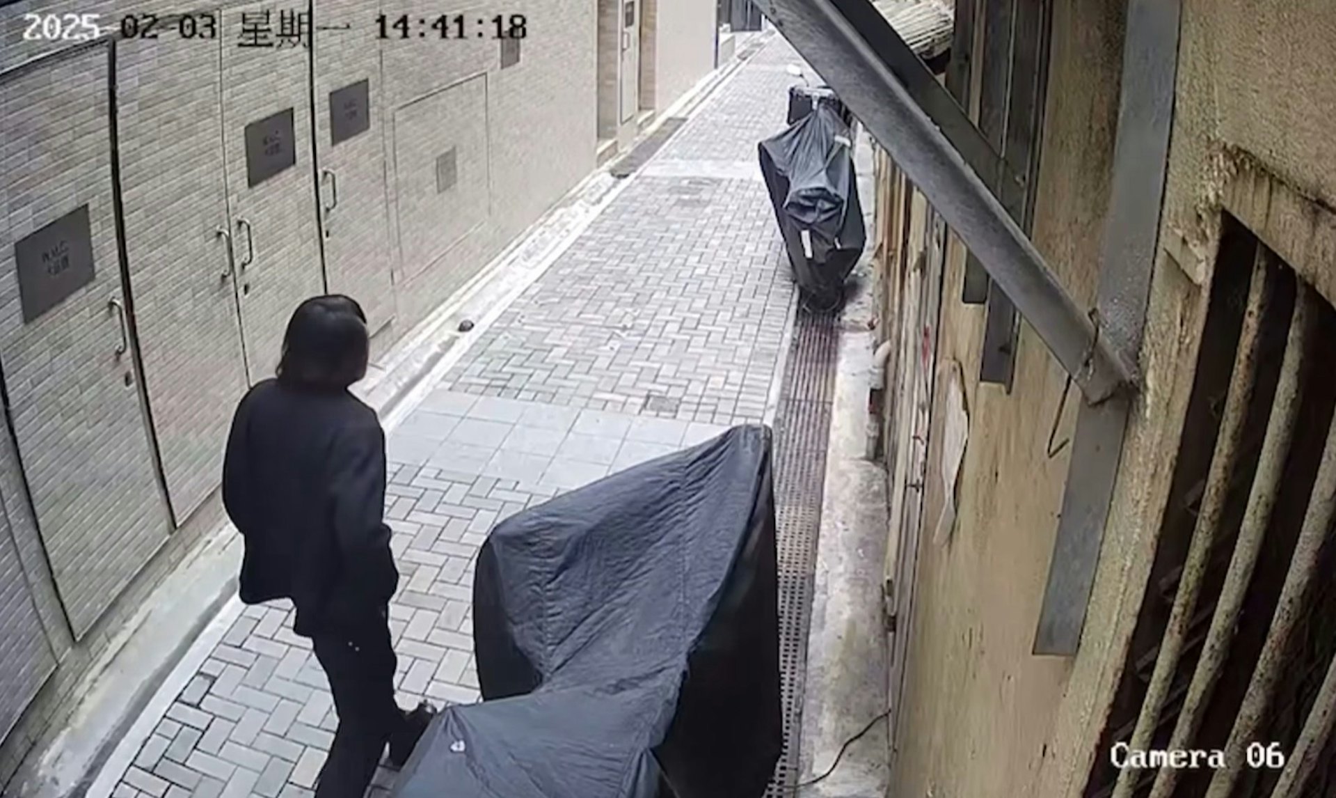片中長髮男子獨自走到1處後巷,其時雙手放在褲頭,似已急得隨時忍不住。(facebook群組「車cam L(香港群組)」影片截圖) 片中長髮男子獨自走到1處後巷,其時雙手放在褲頭,似已急得隨時忍不住。(facebook群組「車cam L(香港群組)」影片截圖)