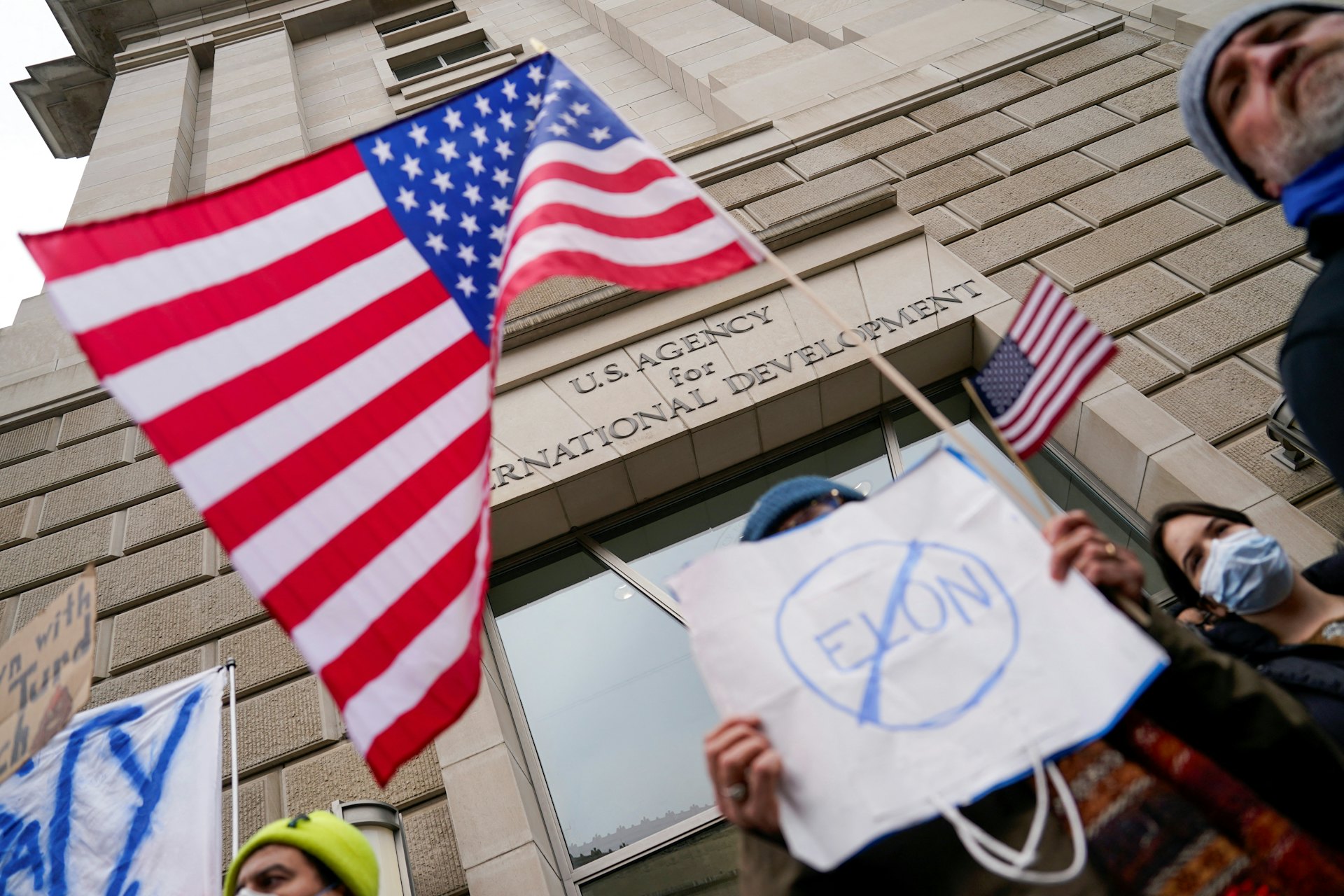 圖為2025年2月3日,美國國際開發署(USAID)大樓外有民眾抗議,指責主管政府效率部(DOGE)的富豪馬斯克(Elon Musk)關閉USAID等聯邦機構。(Reuters)