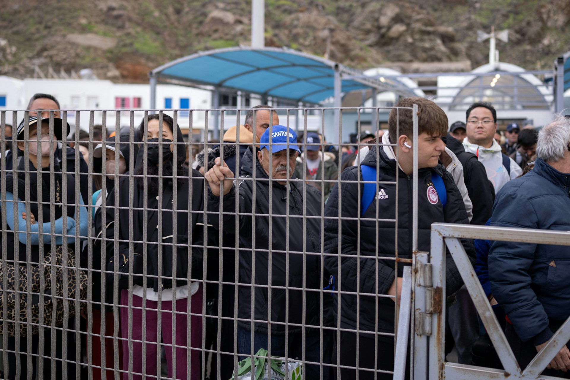 2025年2月4日,希臘旅遊聖地聖托里尼島(Santorini)地震頻繁,人們等待登上渡輪離開該島。(Reuters) 2025年2月4日,希臘旅遊聖地聖托里尼島(Santorini)地震頻繁,人們等待登上渡輪離開該島。(Reuters)