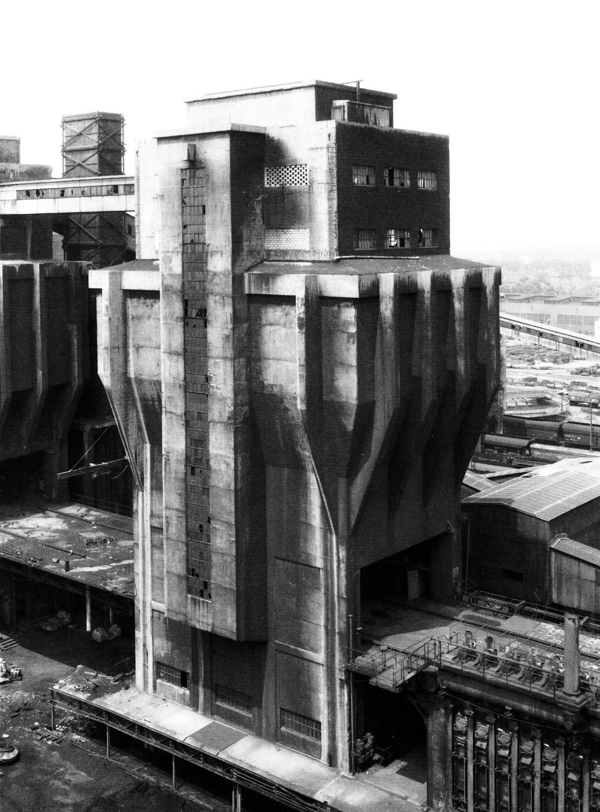 《Bernd & Hilla Becher: Basic Forms》(圖片來源:https://moom.cat/l/vvjwKT) 《Bernd & Hilla Becher: Basic Forms》(圖片來源:https://moom.cat/l/vvjwKT)