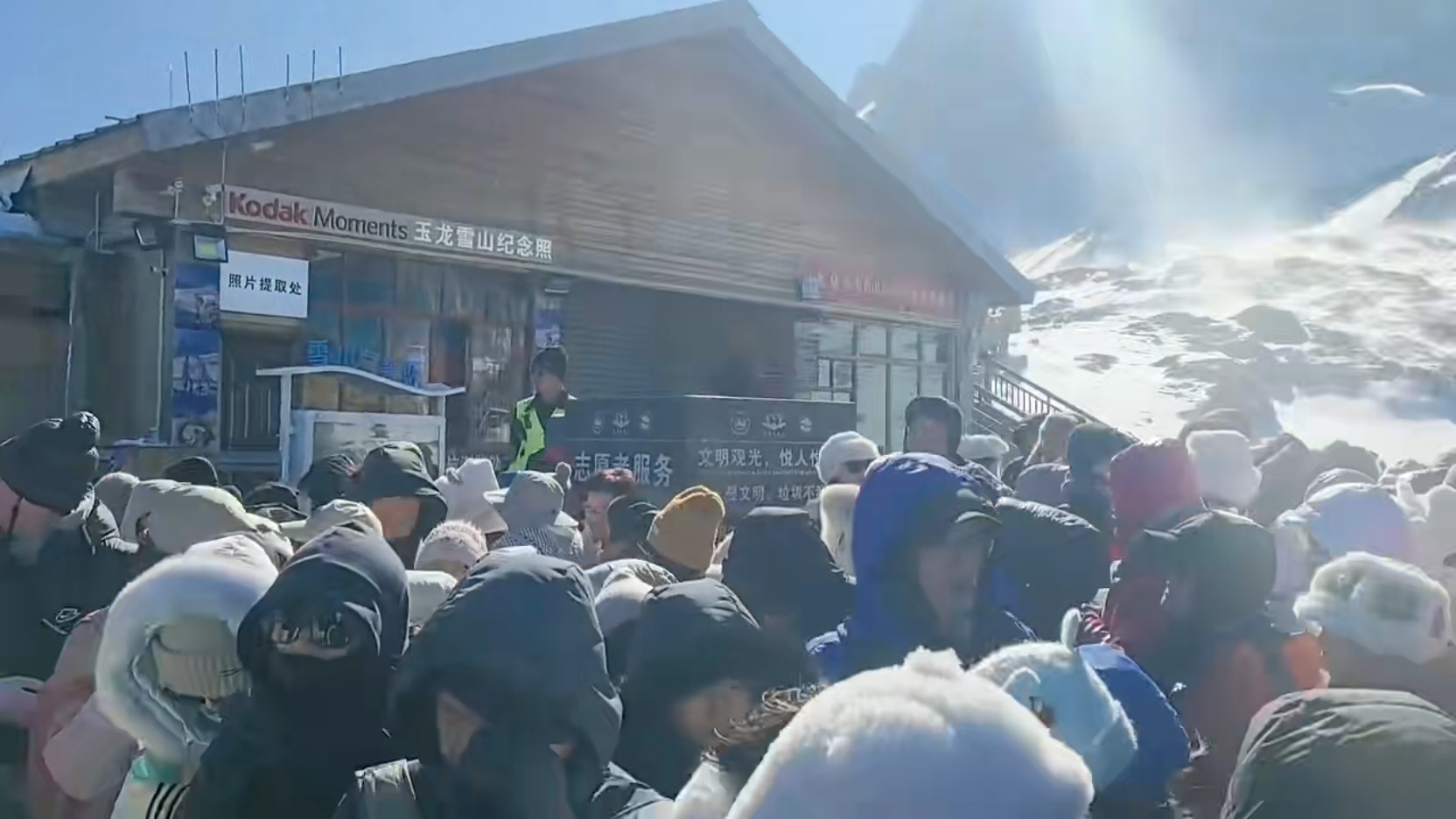 2月2日，玉龍雪山景區索道因風雪天氣停運，大批遊客被困山頂數小時。（影片截圖）