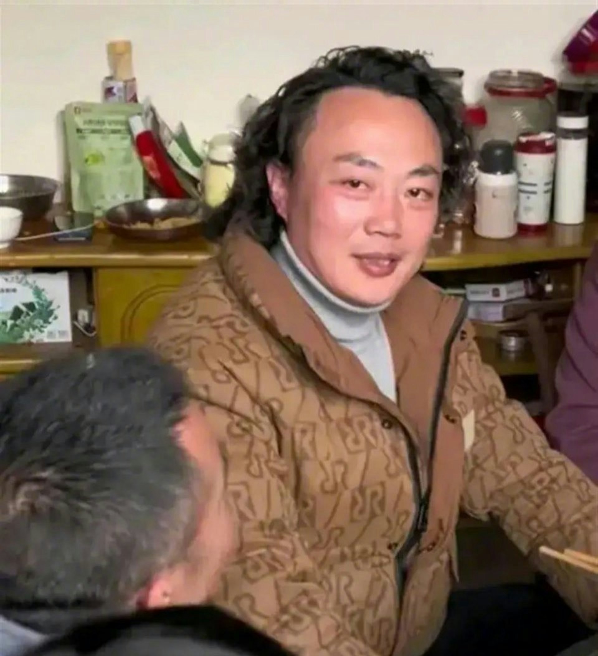 該髮型師被誤認是歌神陳奕迅。(微博圖片) 該髮型師被誤認是歌神陳奕迅。(微博圖片)