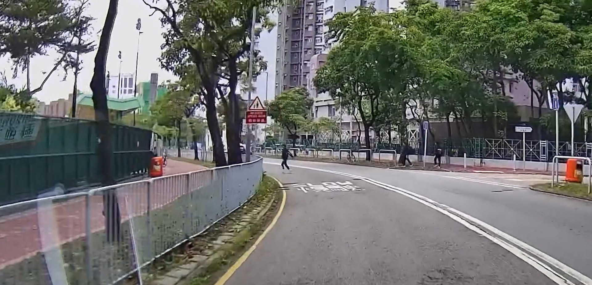 1名男子橫過馬路。(網上影片截圖) 1名男子橫過馬路。(網上影片截圖)