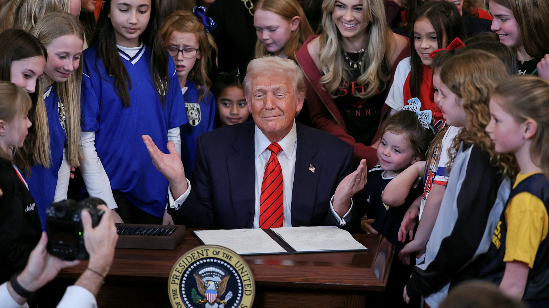 特朗普上台一個月 民調:過半數支持執政表現