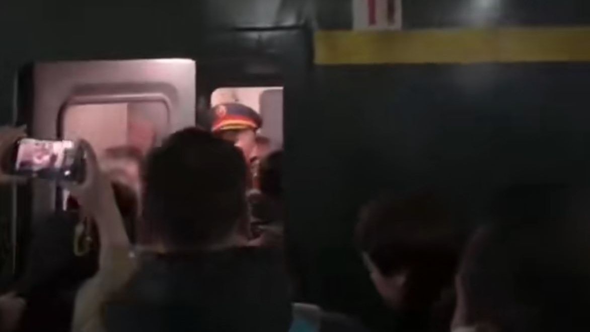 春運|內地有火車乘客「買短乘長」致超員 旅客持票卻無法上車 春運|內地有火車乘客「買短乘長」致超員 旅客持票卻無法上車