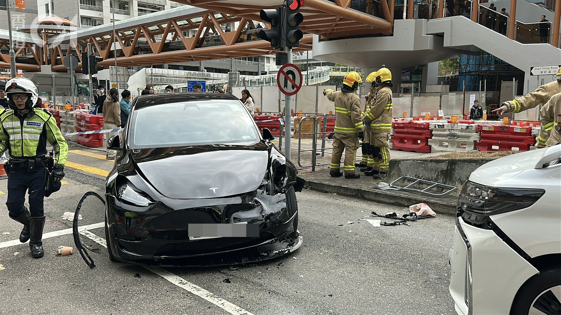 Tesla車頭損毀。(黃學潤攝)