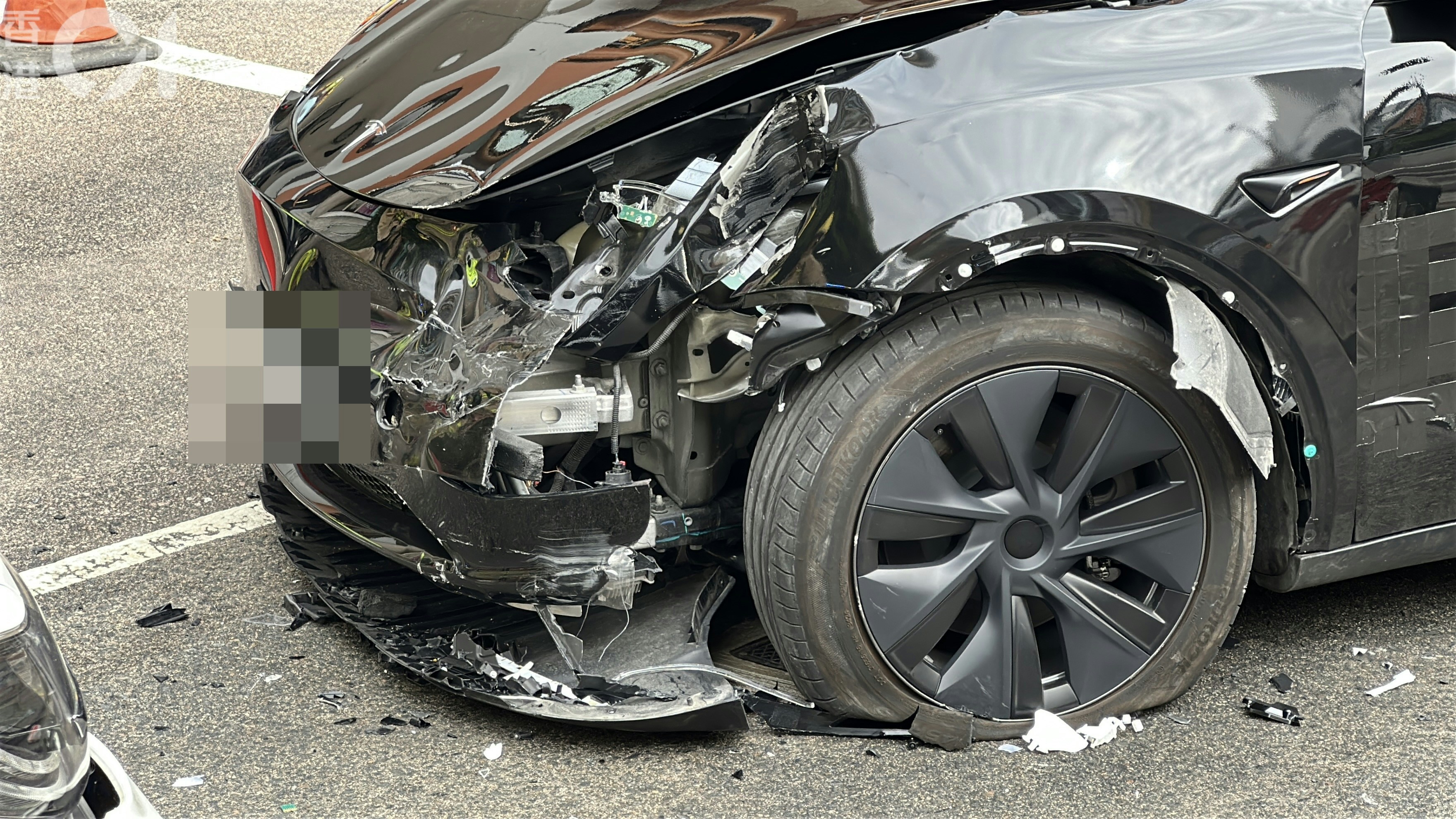 Tesla車頭損毀。（黃學潤攝）
