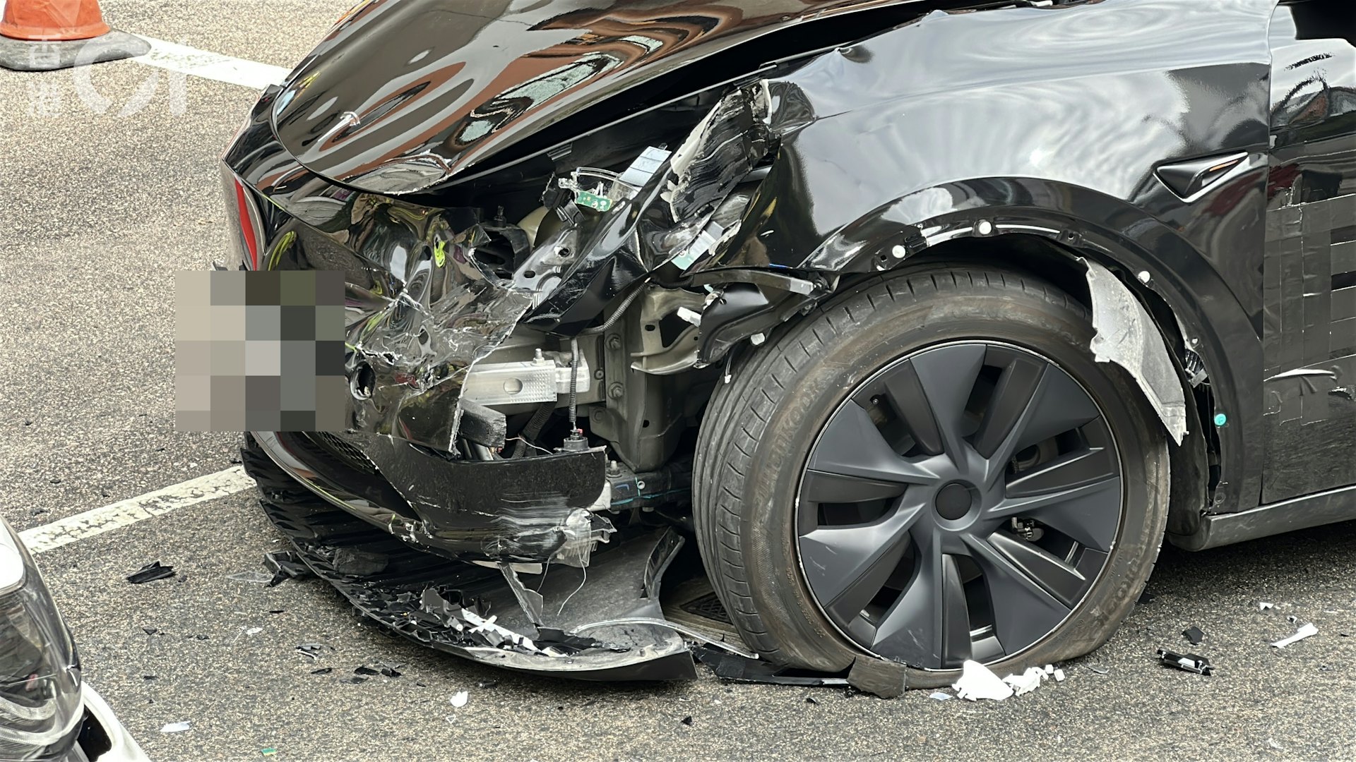 Tesla車頭損毀。(黃學潤攝)