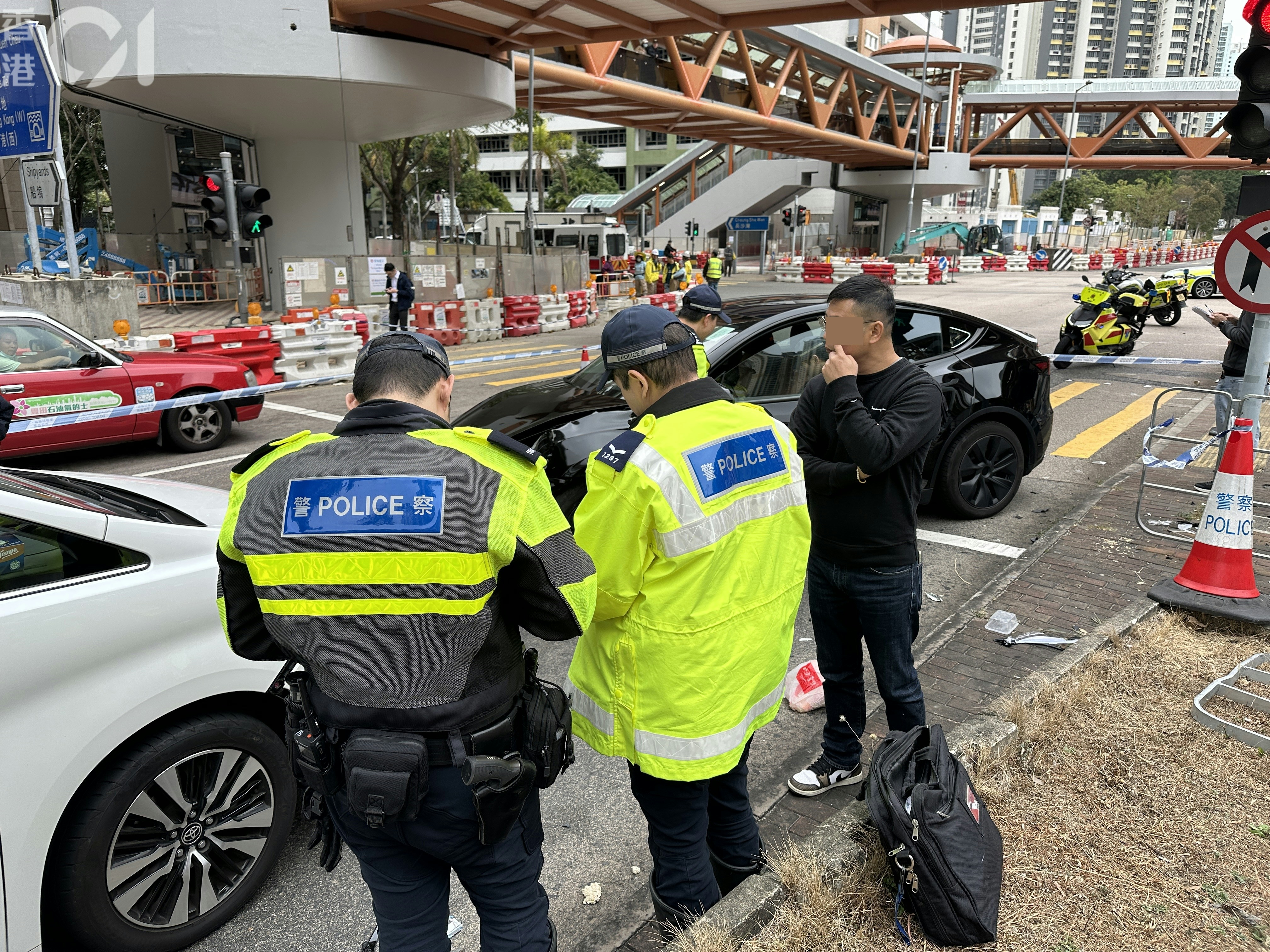 白色私家車司機在場協助調查。（黃學潤攝）