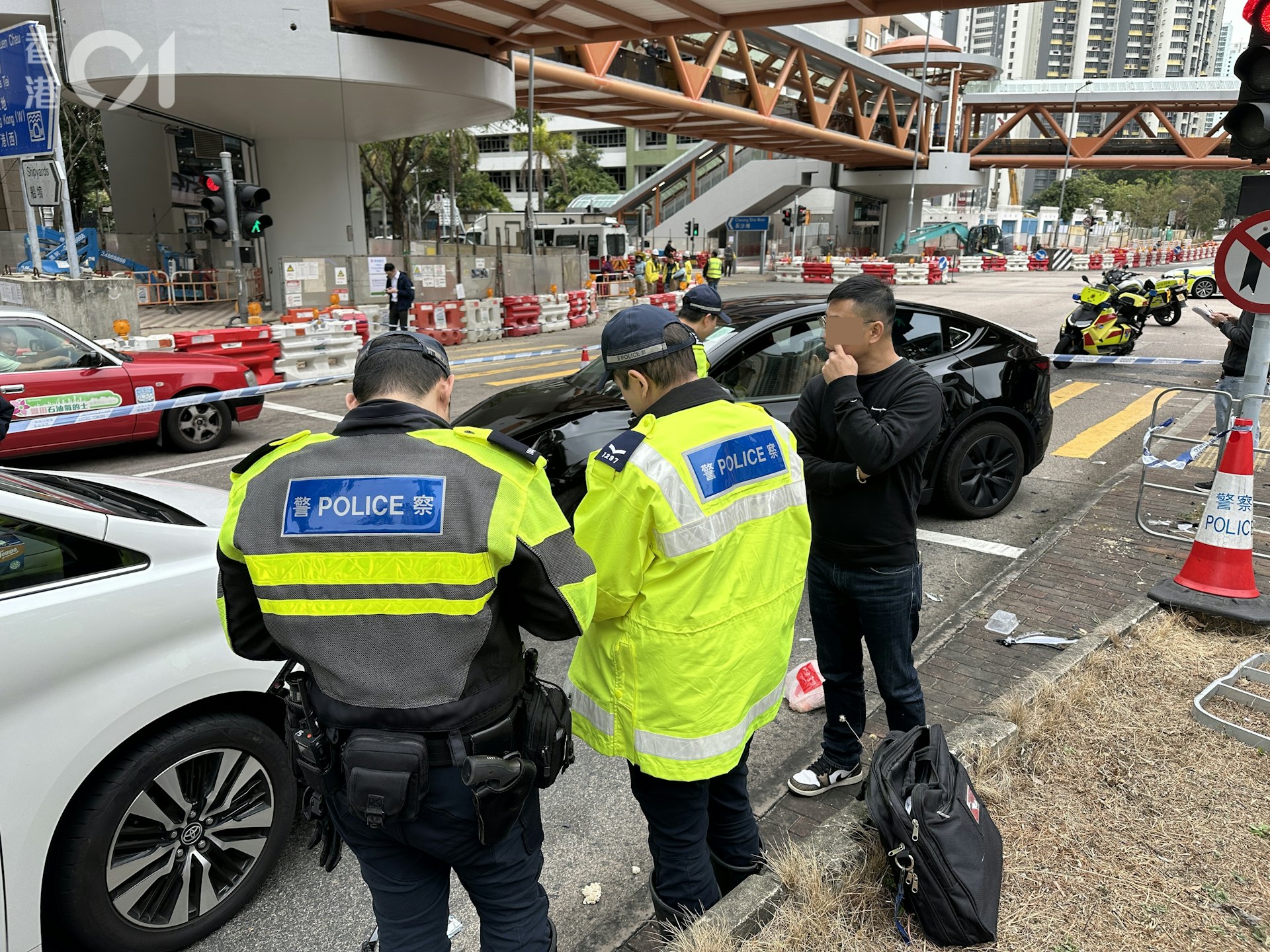 白色私家車司機在場協助調查。(黃學潤攝)