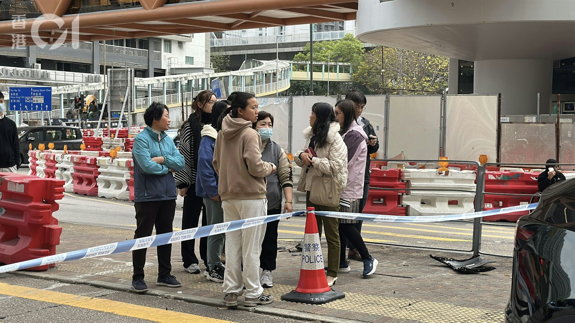 受傷學生的老師在場了解。(黃學潤攝)