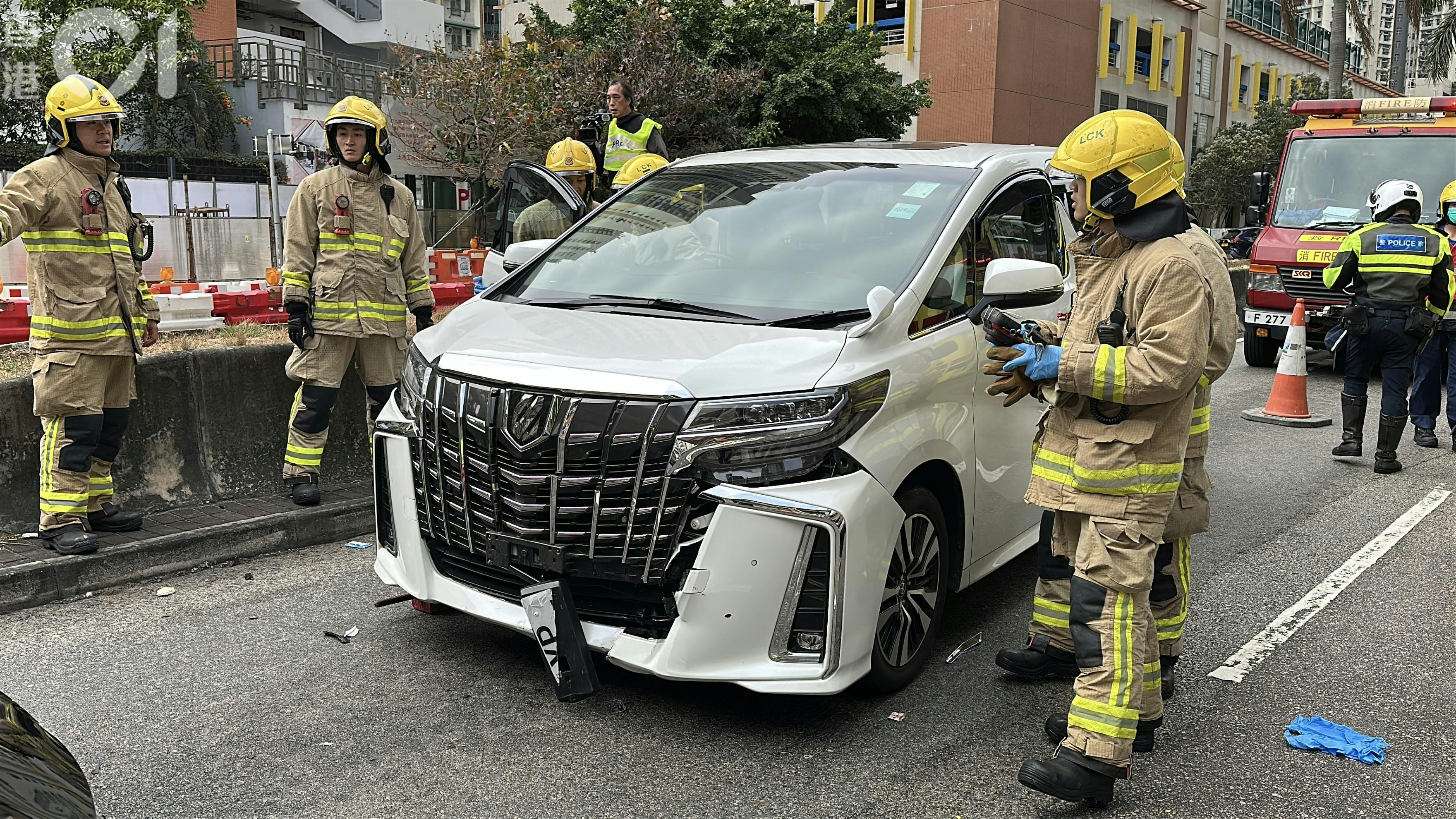 涉事白色私家車。（黃學潤攝）