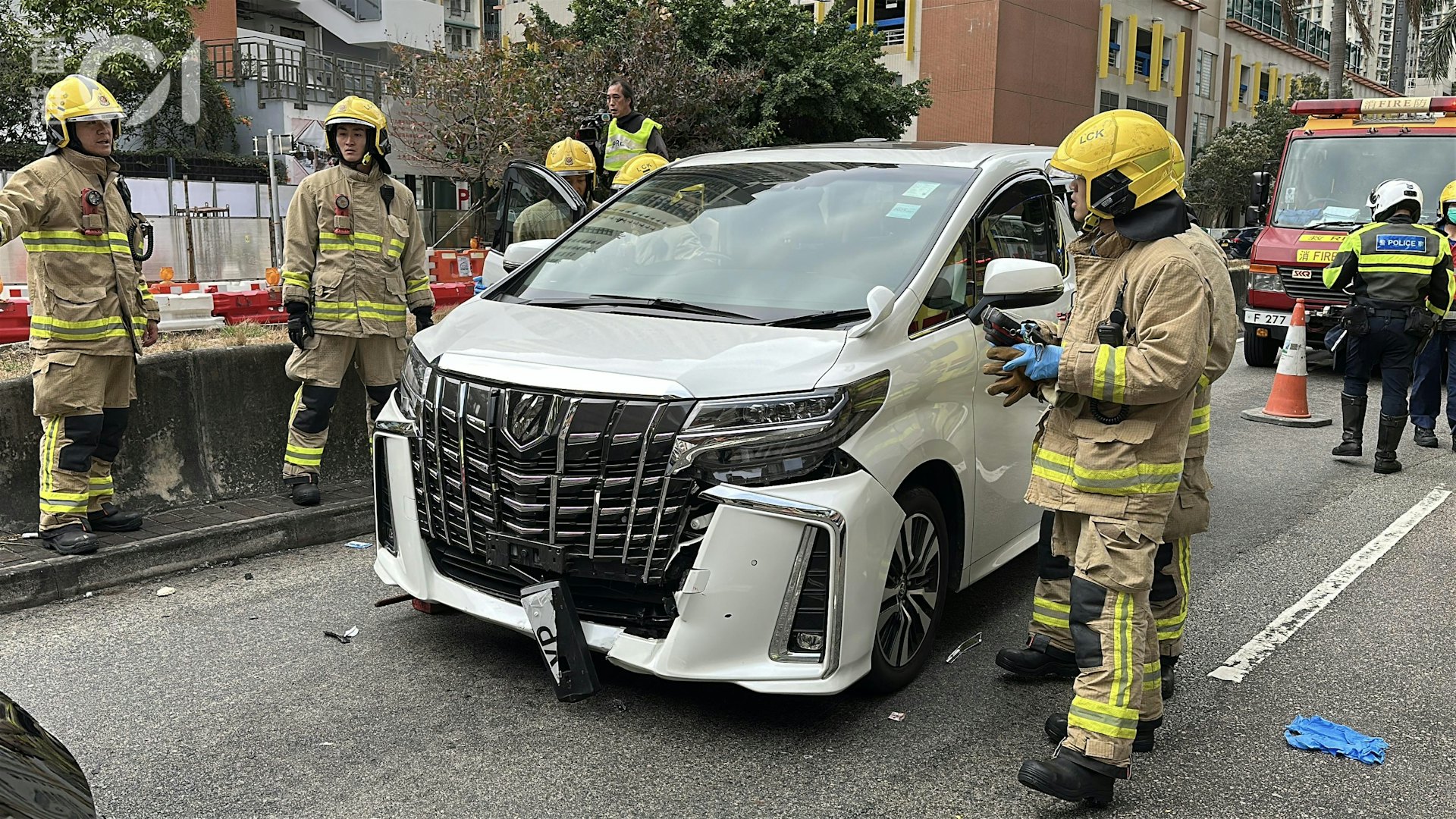 涉事白色私家車。(黃學潤攝)
