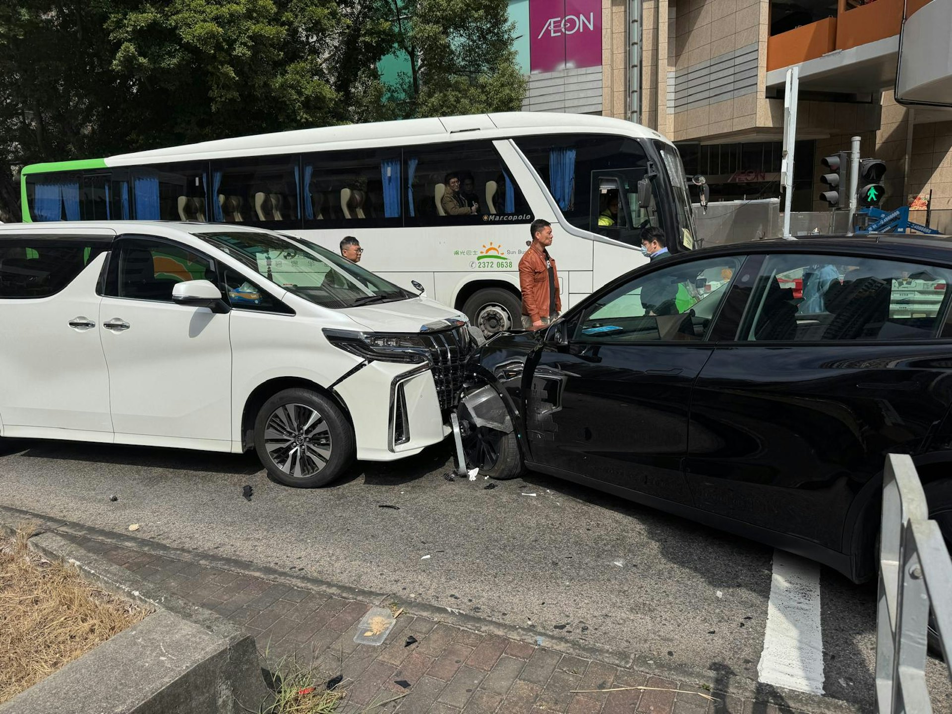 兩車迎頭相撞。(讀者提供)