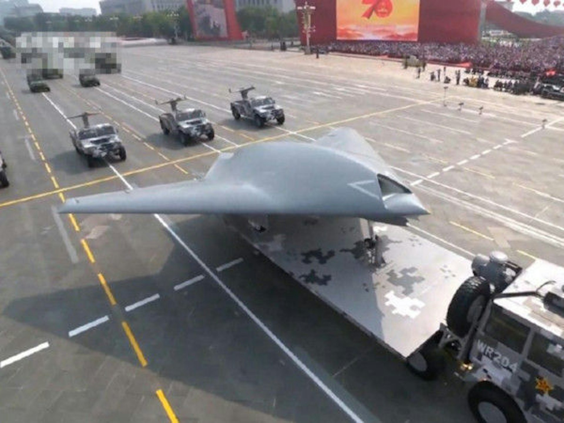 中國建政70周年首次公開亮相的攻擊-11隱身無人機。(央視) 中國建政70周年首次公開亮相的攻擊-11隱身無人機。(央視)