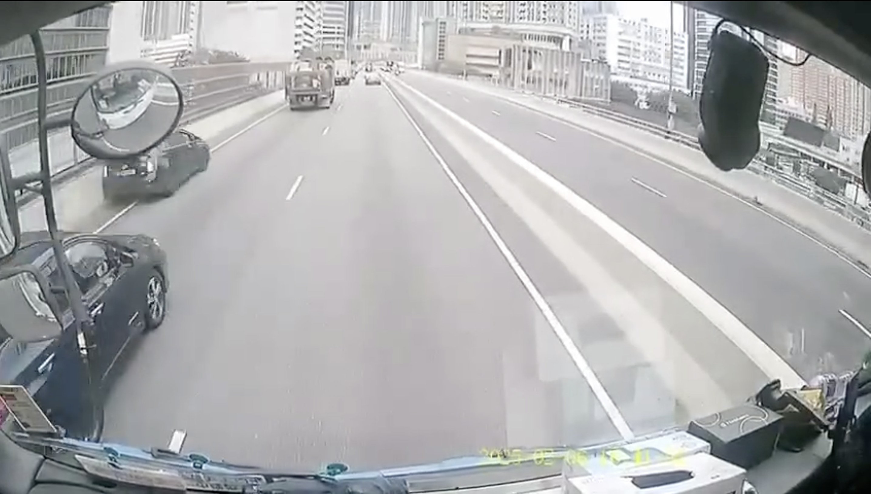 一輛黑色私家車沿狹窄路肩貼着石壆「擦邊」，從其他車輛旁邊穿越，高速狂飆。（facebook車cam L（香港群組）Bosco Chu）