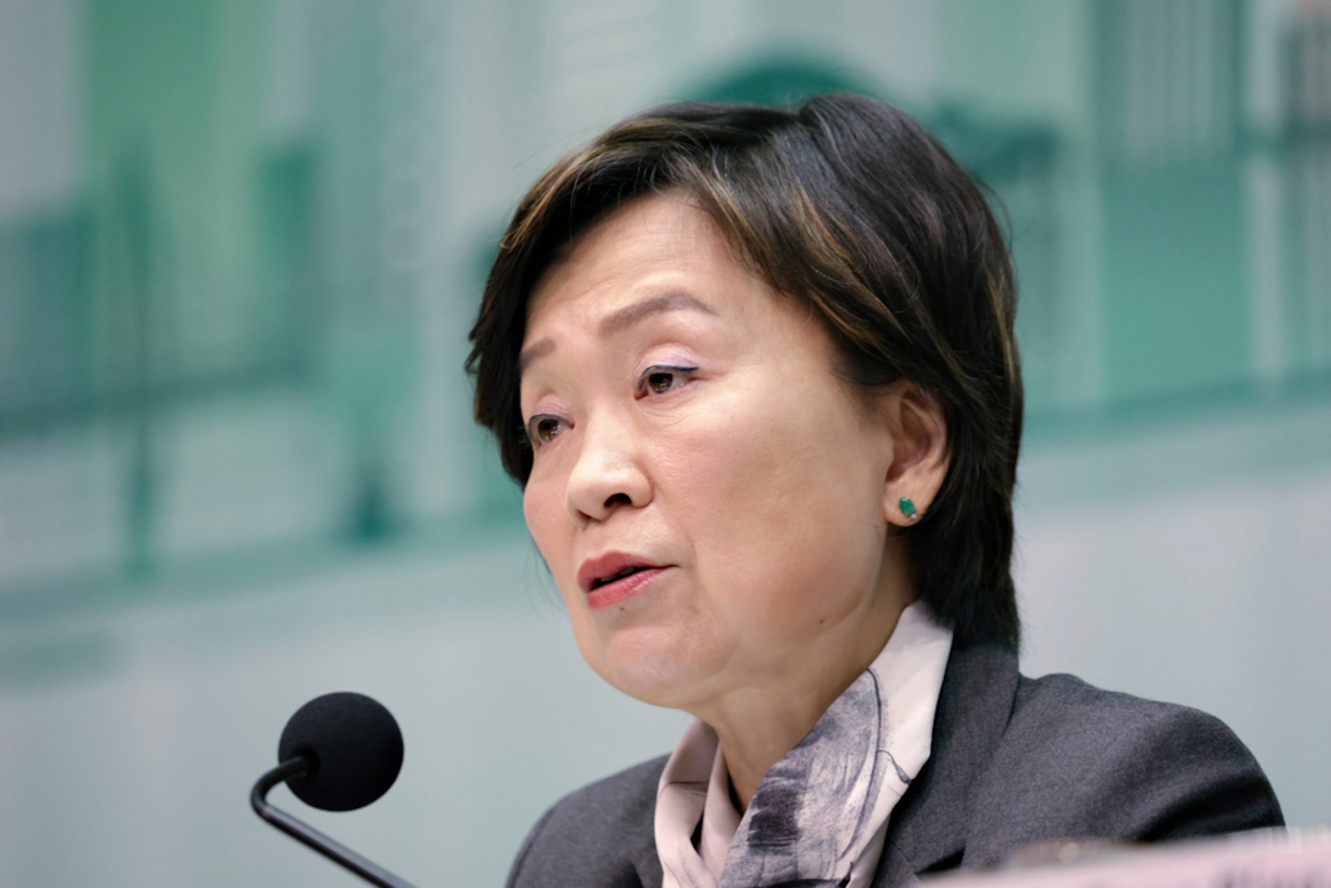 教育局局長蔡若蓮接受《南華早報》專訪,稱對開設國際版本的文憑試(DSE)持開放態度。(資料圖片)