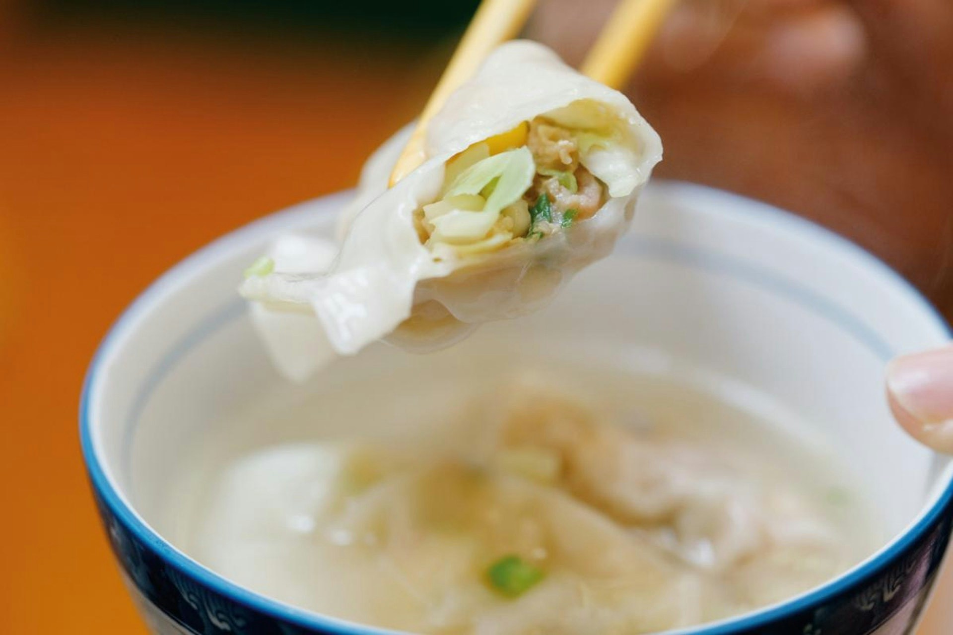 水餃這種「皮包肉」的食物熱量高，引發傷腎疑慮。（資料圖片）