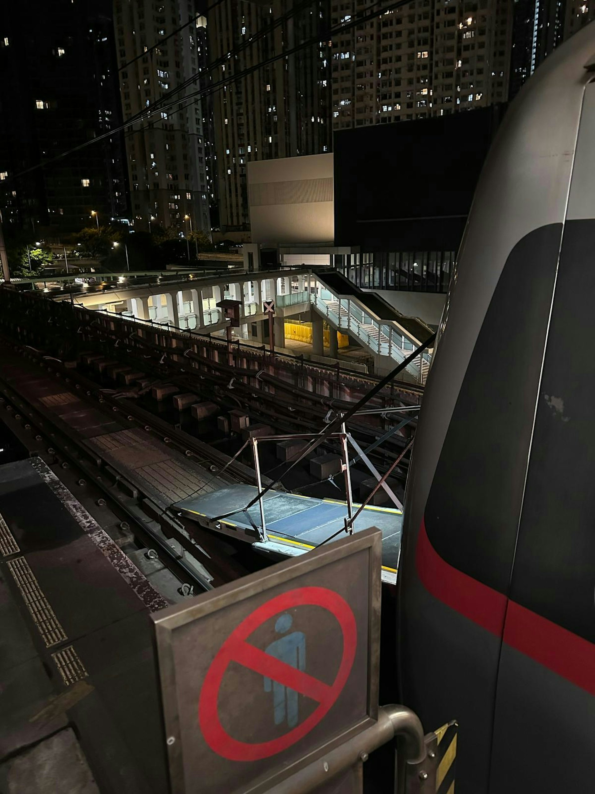 2024年8月18日凌晨,有人在港鐵九龍灣站擅自打開列車緊急出口。警方於2025年2月6日拘捕涉案男子。(資料圖片/讀者提供) 2024年8月18日凌晨,有人在港鐵九龍灣站擅自打開列車緊急出口。警方於2025年2月6日拘捕涉案男子。(資料圖片/讀者提供)