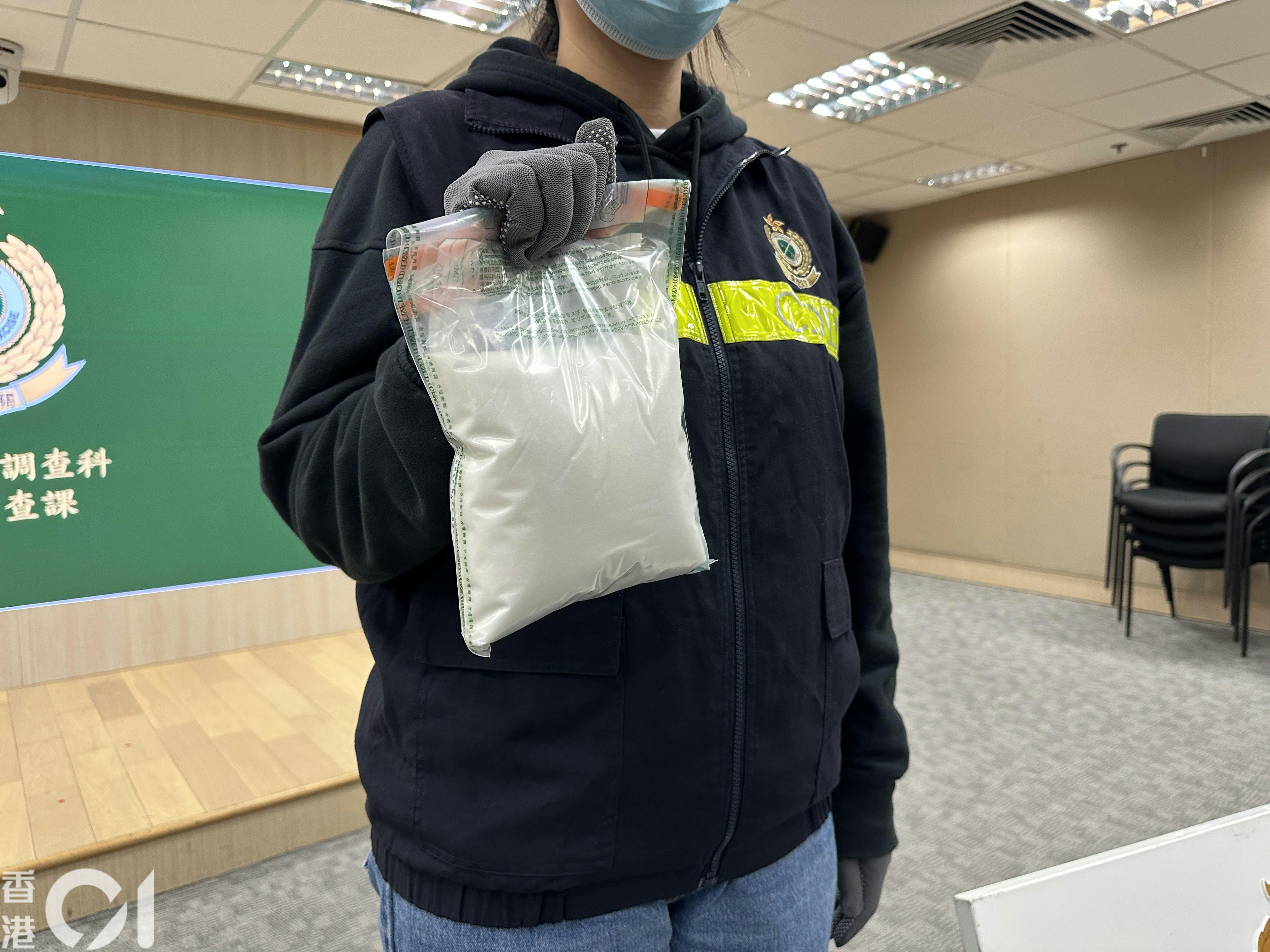 海關在一個由印度寄抵香港的包裹，檢獲1公斤「太空油毒品」原材料「依托咪酯」粉末，相信可製成逾3,000粒太空油煙彈，市值約100萬元。（王譯揚攝／資料圖片）