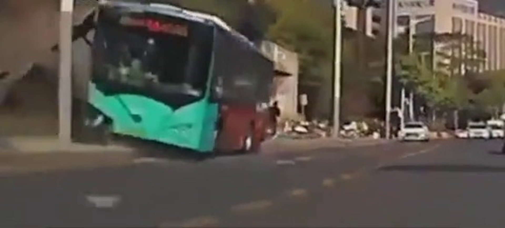 深圳巴士撞上站台。 (网上图片)