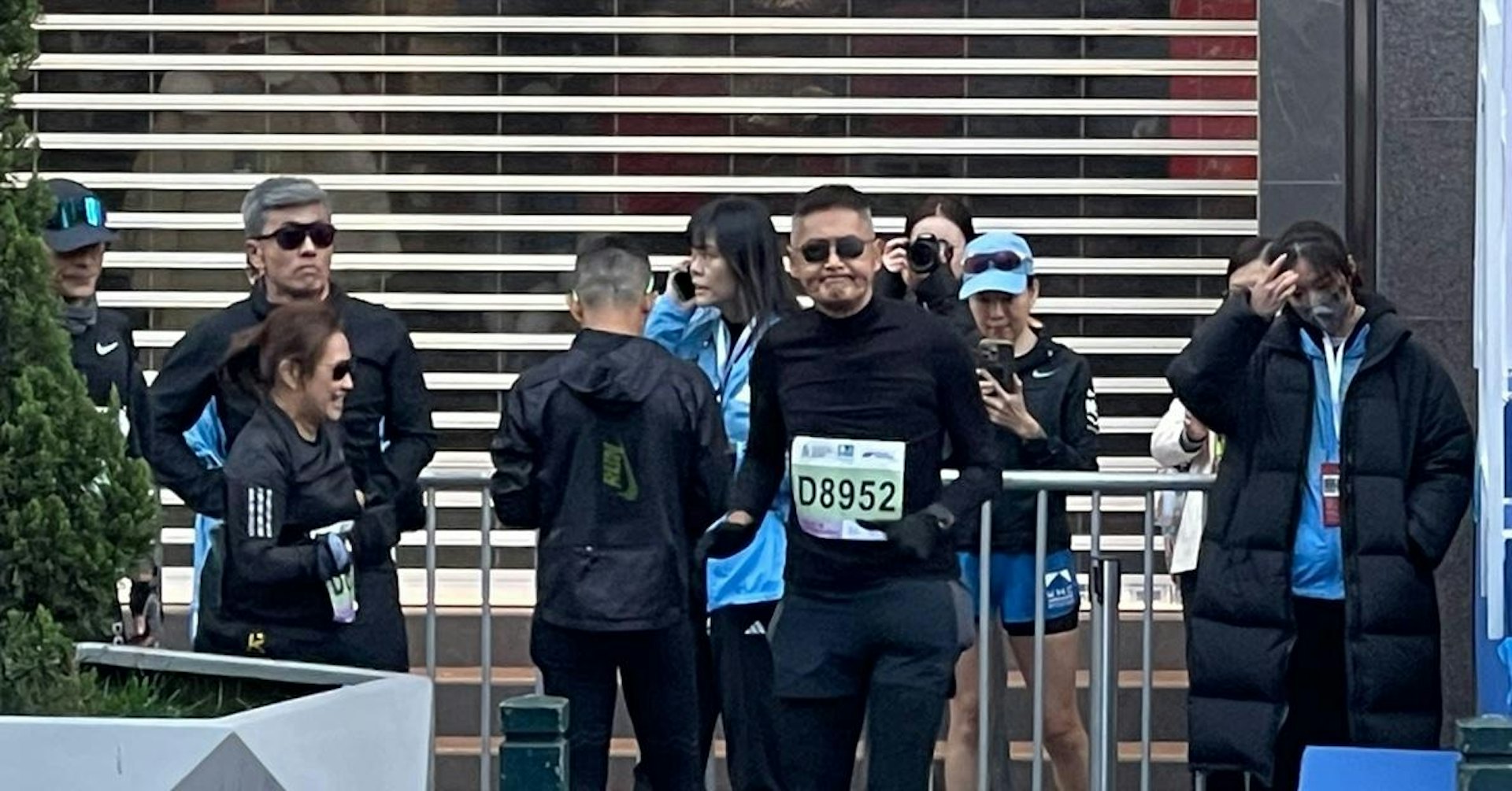 渣打馬拉松2025|周潤發參加半馬,編號為D8952。(洪戩昊攝) 渣打馬拉松2025|周潤發參加半馬,編號為D8952。(洪戩昊攝)