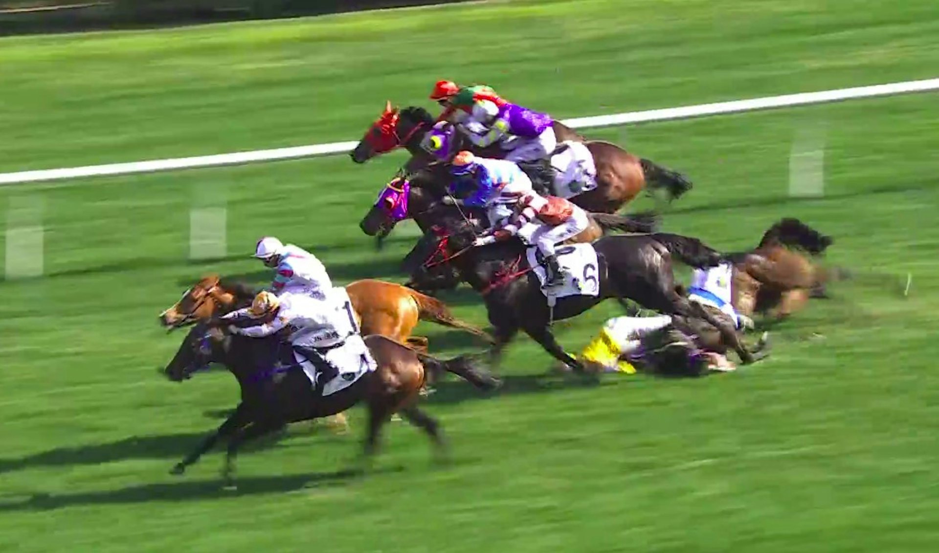 意外發生於今日(9日)第6場1200米賽事,騎師何澤堯策騎第6號「鋁神」突然失蹄;何澤堯被拋落墮地,翻滾數圈。(香港賽馬會影片截圖) 意外發生於今日(9日)第6場1200米賽事,騎師何澤堯策騎第6號「鋁神」突然失蹄;何澤堯被拋落墮地,翻滾數圈。(香港賽馬會影片截圖)