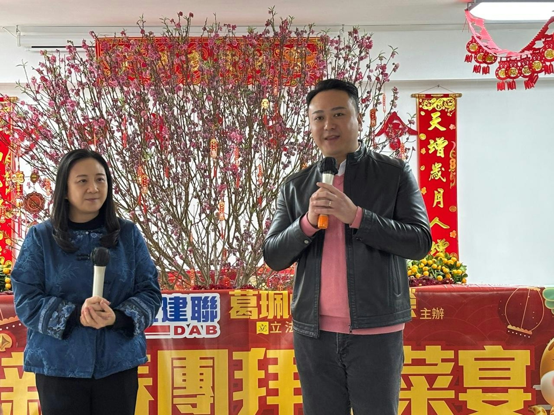 2月9日,民建聯立法會議員葛珮帆、李世榮舉辦新春團拜活動。(何夏怡攝) 2月9日,民建聯立法會議員葛珮帆、李世榮舉辦新春團拜活動。(何夏怡攝)